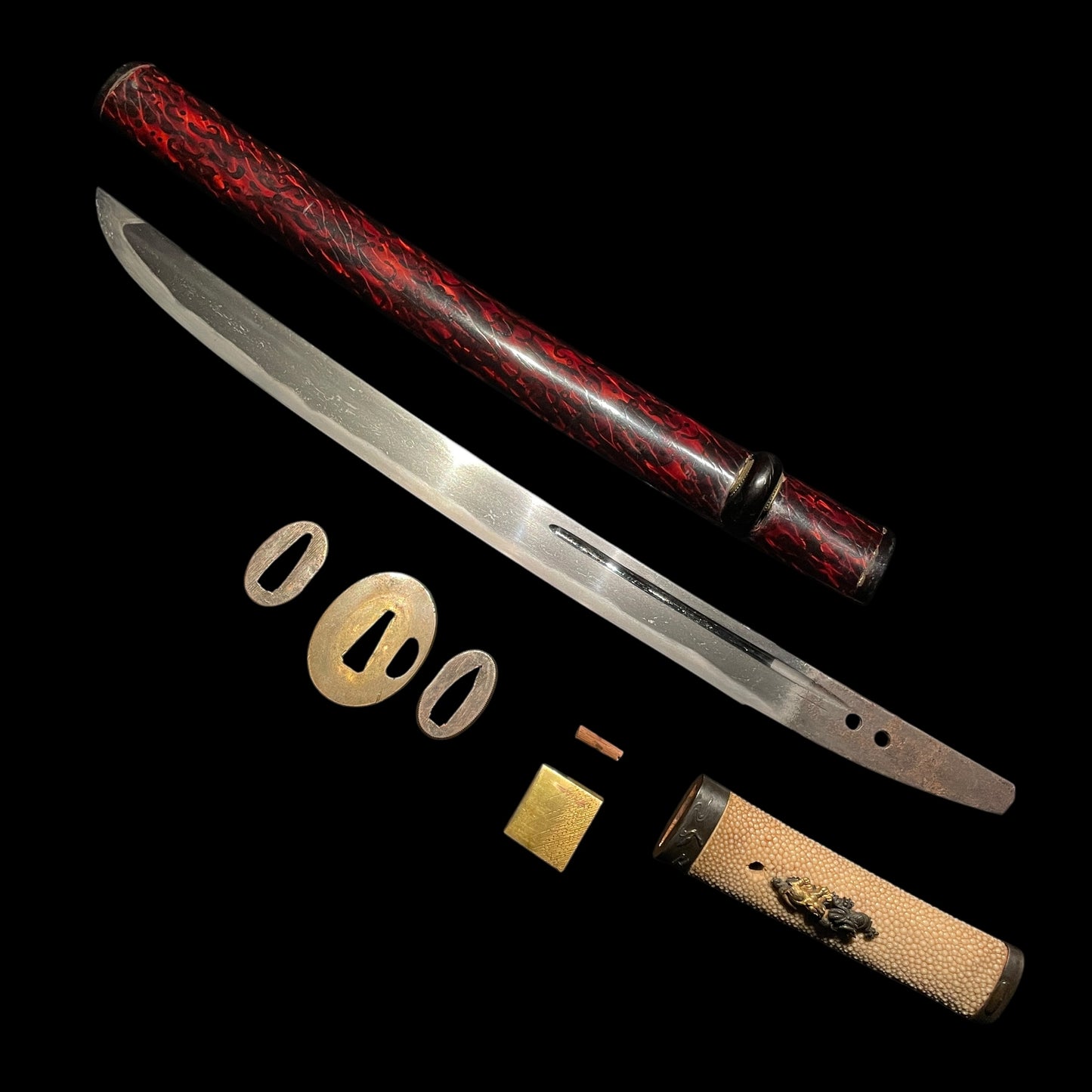 Hirazukuri Red Wakizashi 平造脇差, Dragon Lion Menuki 龍獅子目貫, Edo period mumei