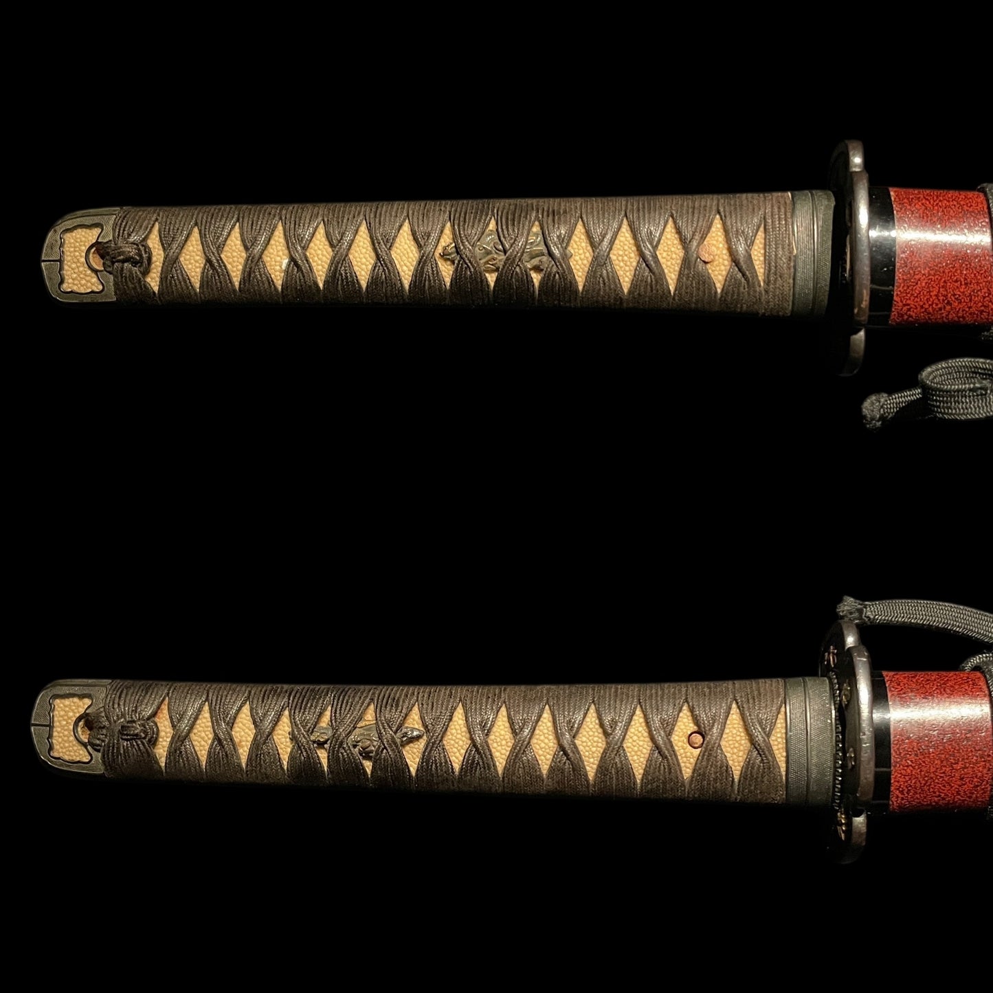 Late KAMAKURA period Ko-Mihara 古三原 Long KATANA, Red handachi Koshirae 朱塗半太刀拵