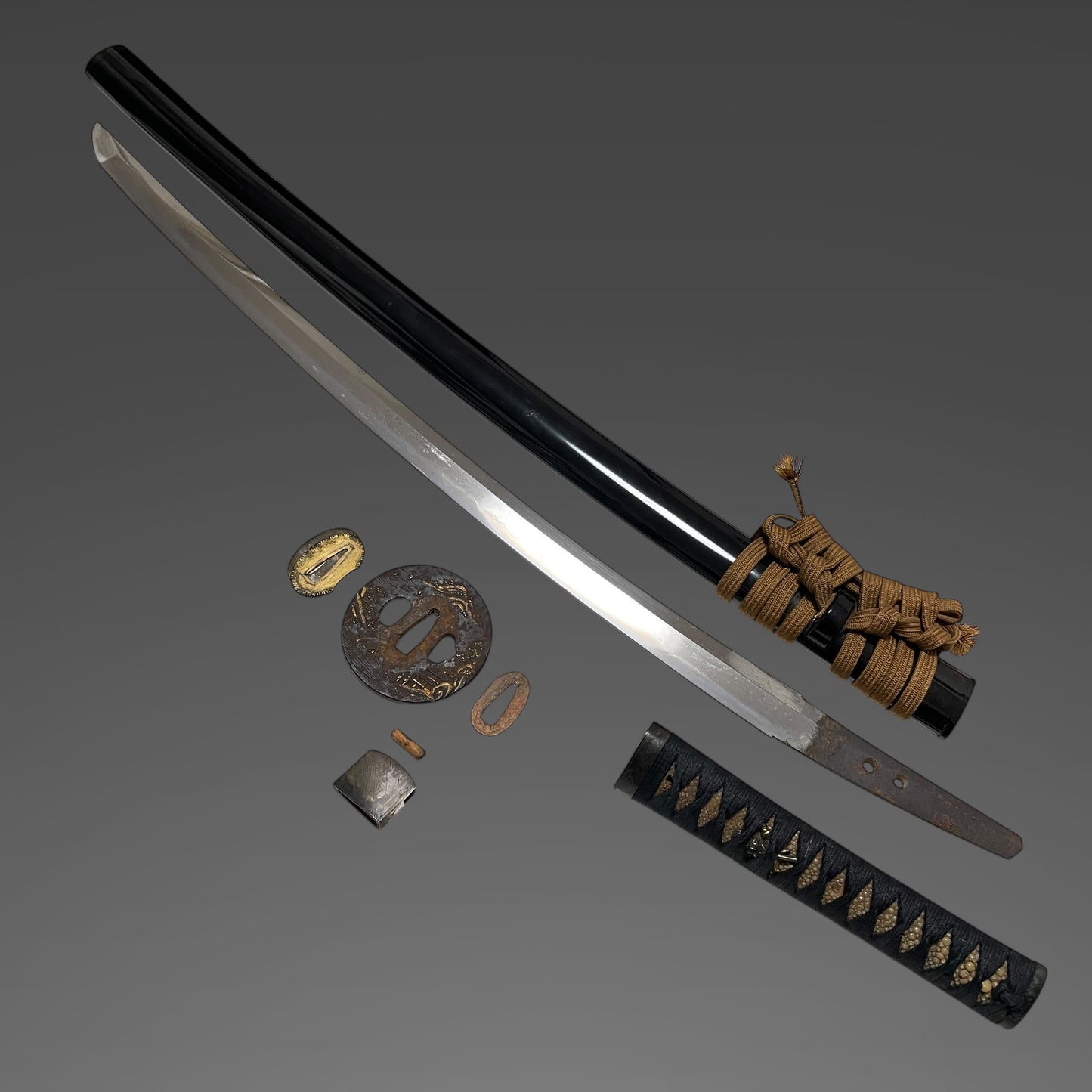 Long Wakizashi, Furukawa Genchin signed Fuchi, Samurai Menuki, Edo period mumei