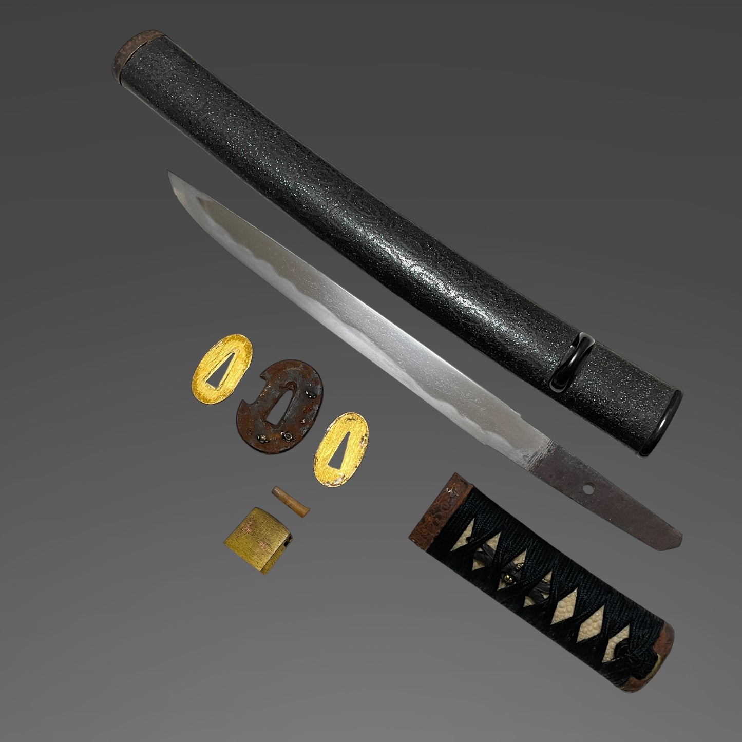 Unmon Aogaichirashi Saya 雲紋青貝散鞘 TANTO, Dragonfly Menuki, Late Edo period mumei