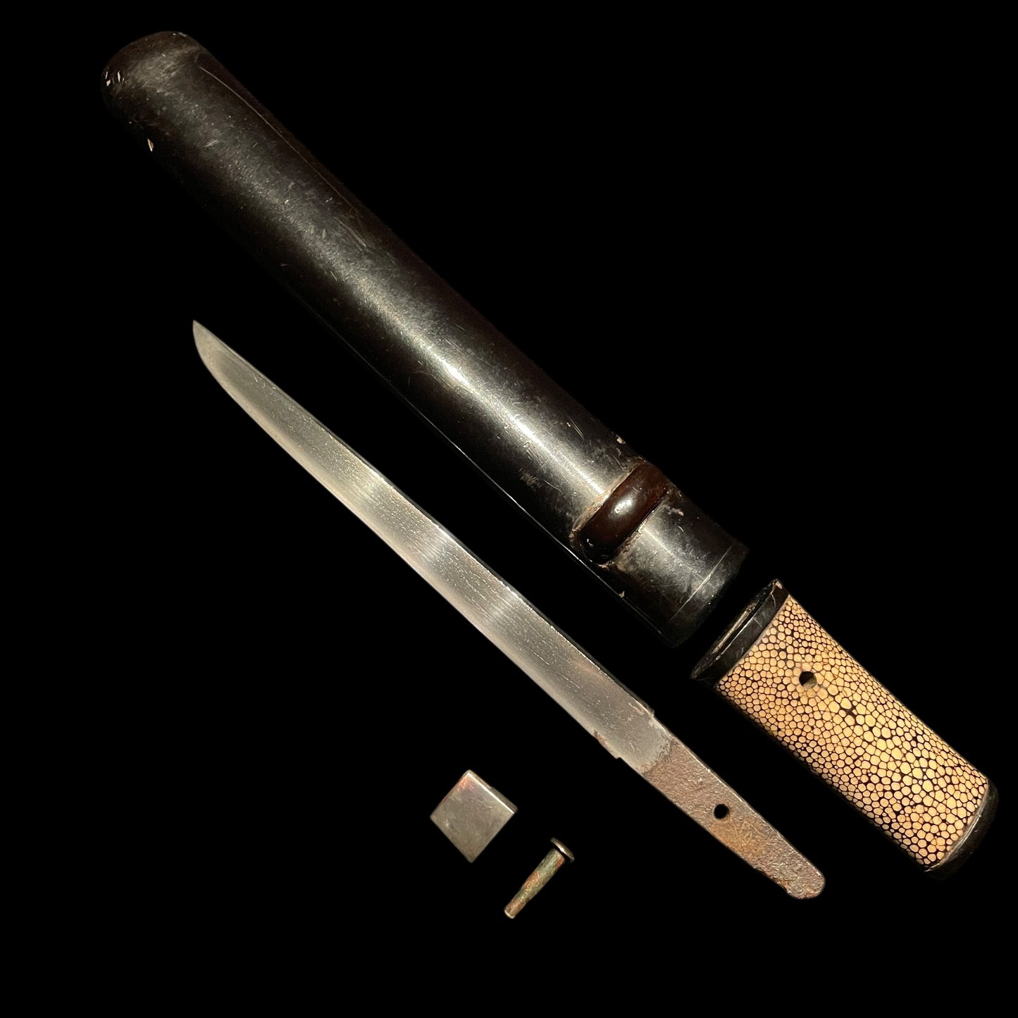 Aikuchi TANTO, Sadamune 貞宗 signed, Masamehada 柾目肌, Muromachi period