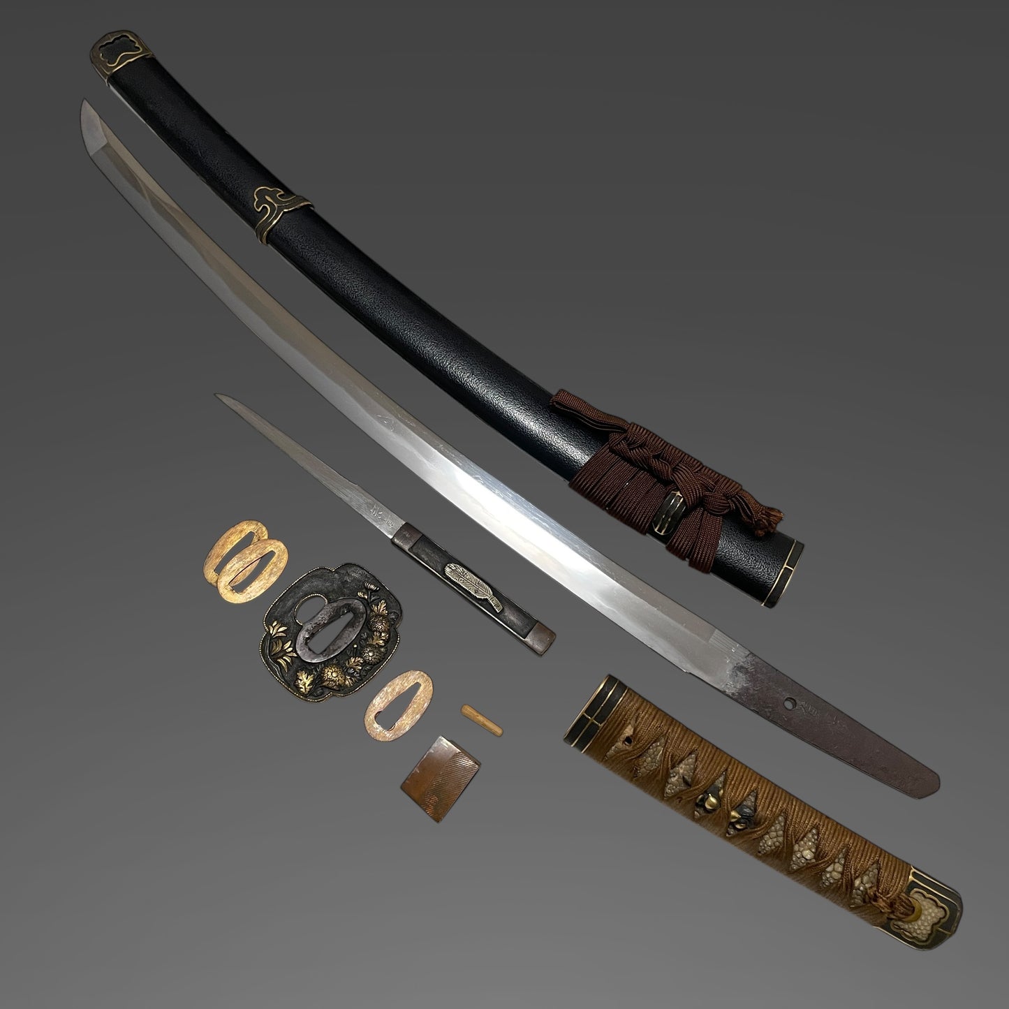 Handachi-Koshirae 半太刀拵, Sadatoshi 貞俊 signed Wakizashi, with Kozuka, Edo period