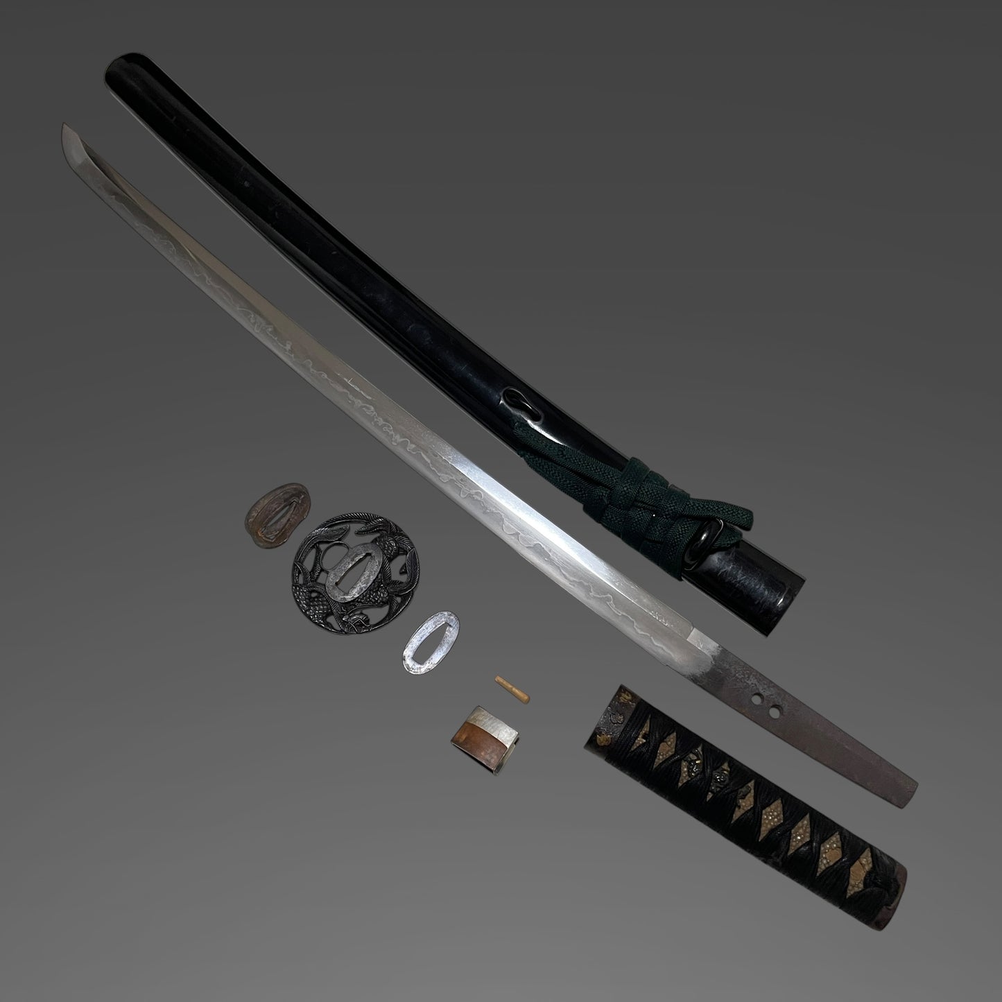 Tsutamon Fuchikashira 蔦紋縁頭 Long Wakizashi, Shakudo Shishi Menuki, Edo period mumei