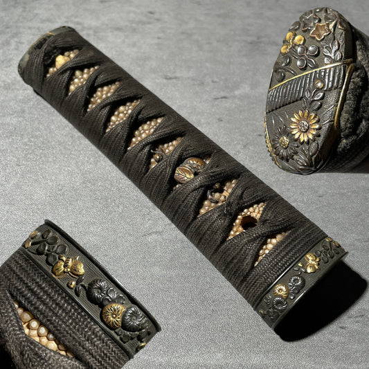 Butterflies and flowers Fuchikashira, Tsukamae 柄前, Edo period