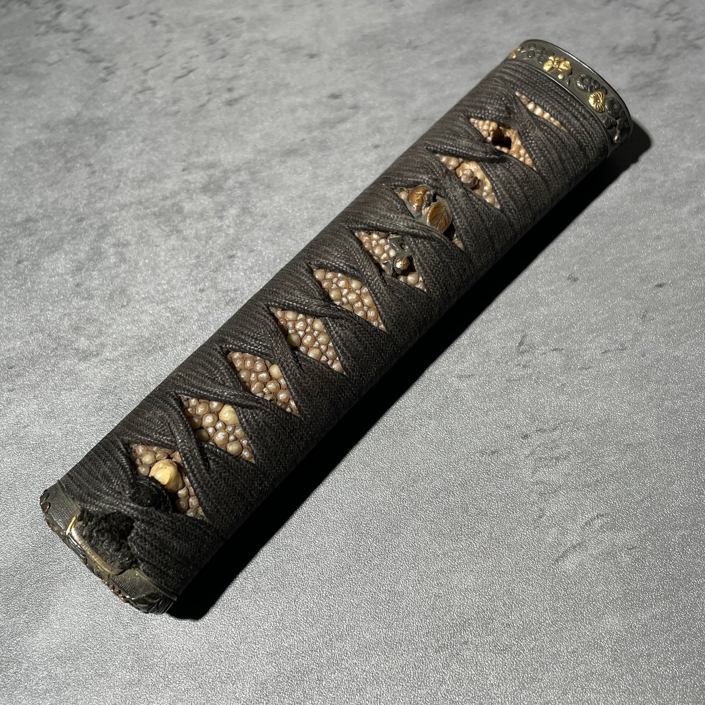 Butterflies and flowers Fuchikashira, Tsukamae 柄前, Edo period