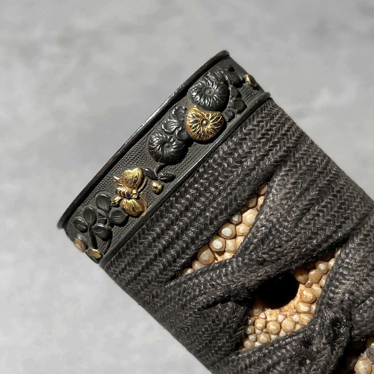 Butterflies and flowers Fuchikashira, Tsukamae 柄前, Edo period