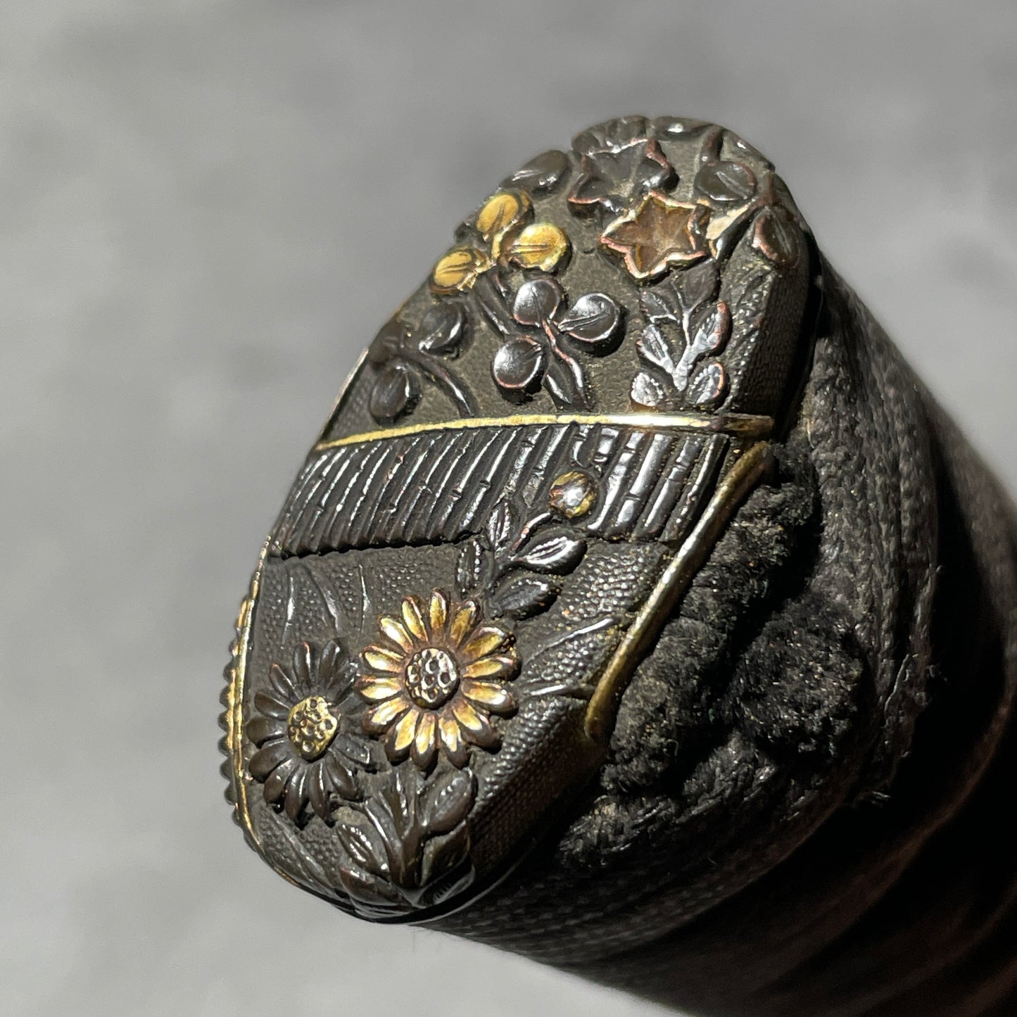 Butterflies and flowers Fuchikashira, Tsukamae 柄前, Edo period