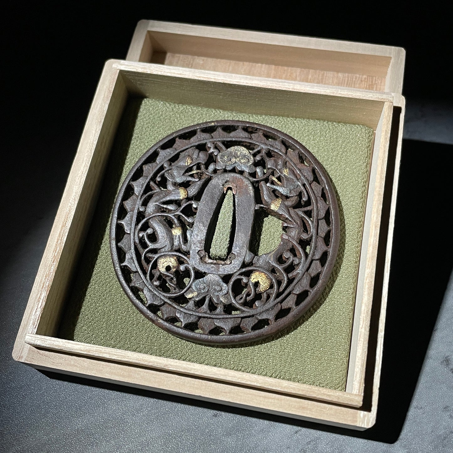 双龍透上手南蛮 Soryusukashi Jote Nanban TSUBA, Edo period, with BOX