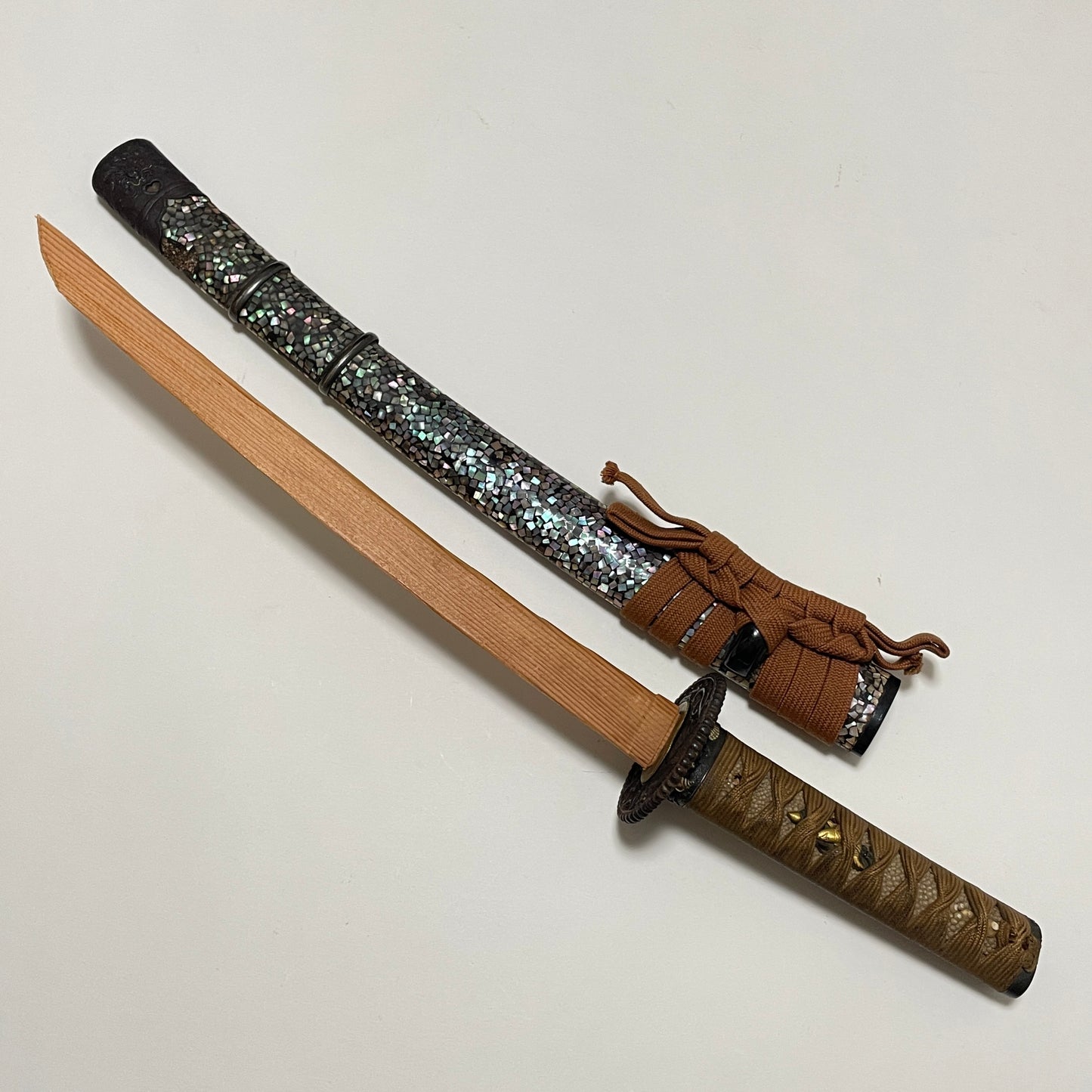Raden Wakizashi Koshirae 螺鈿脇差拵, Dragon Kojiri, Shell Fuchikashira, Edo period