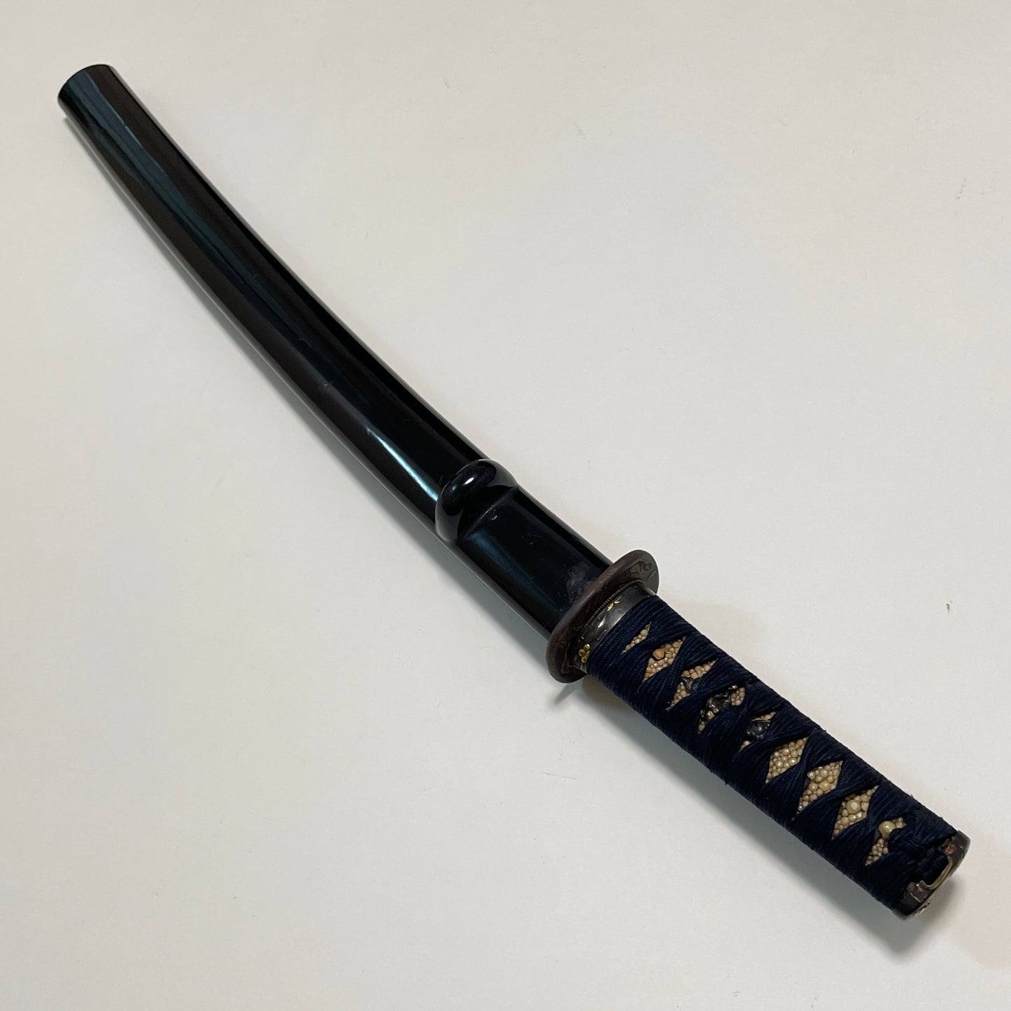 Short Wakizashi Koshirae, Tsuta-karakusa Fuchikashira 蔦唐草縁頭, Edo period