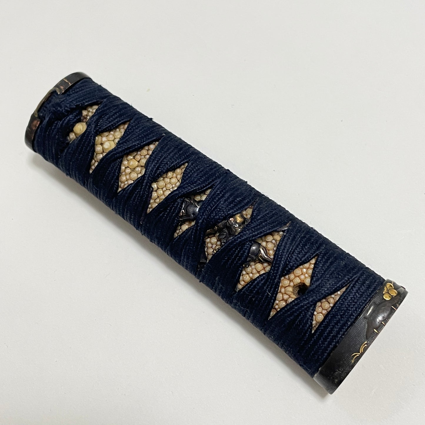 Short Wakizashi Koshirae, Tsuta-karakusa Fuchikashira 蔦唐草縁頭, Edo period
