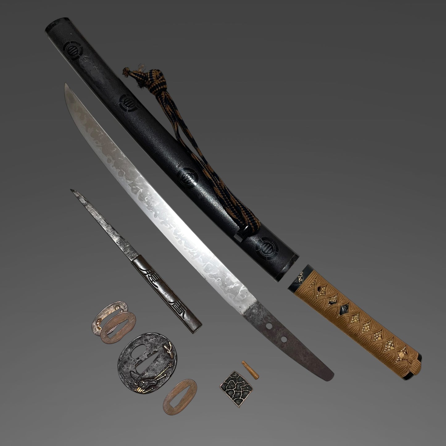 HITATSURA 皆焼 Wakizashi, Dragonfly Tsuba, Family crest Scabbard, Muromachi period mumei