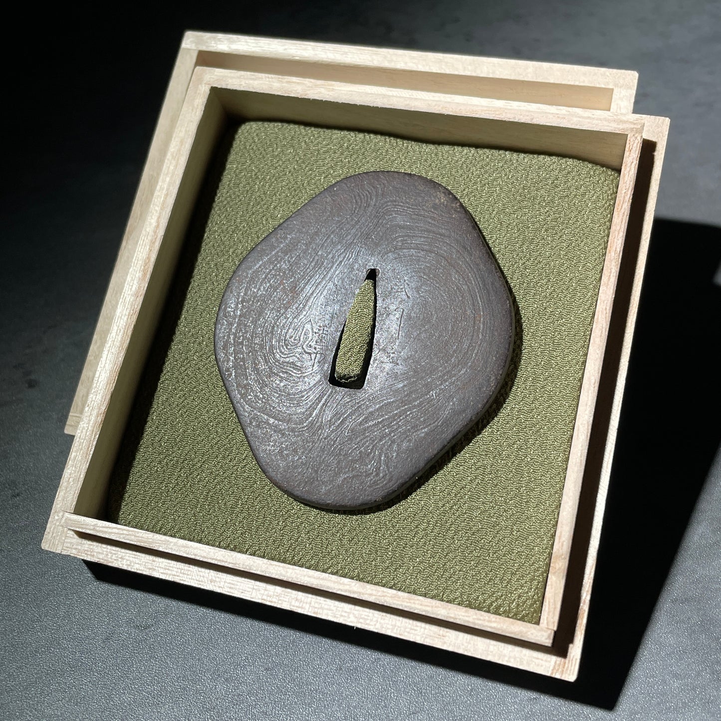 Bushuju Masatsune 武州住正常 signed, Kitaeahada Neritsuba 鍛肌練鍔, Iron back, Edo period