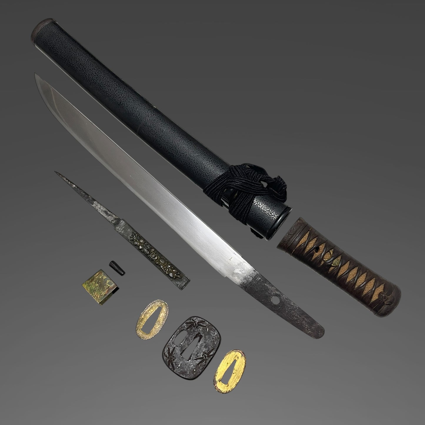 Sunnobi-Tanto 寸延短刀 with Kozuka, Dragonfly Tsuba, Ginkgo Menuki, Late Edo period mumei