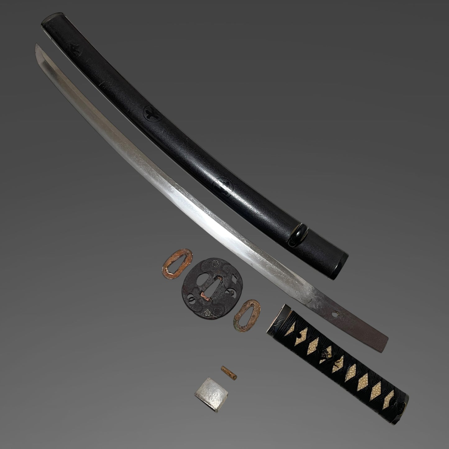 Katsumitsu 勝光 signed Wakizashi, Shibuichi Fuchikashira, Muromachi period, with Shirasaya