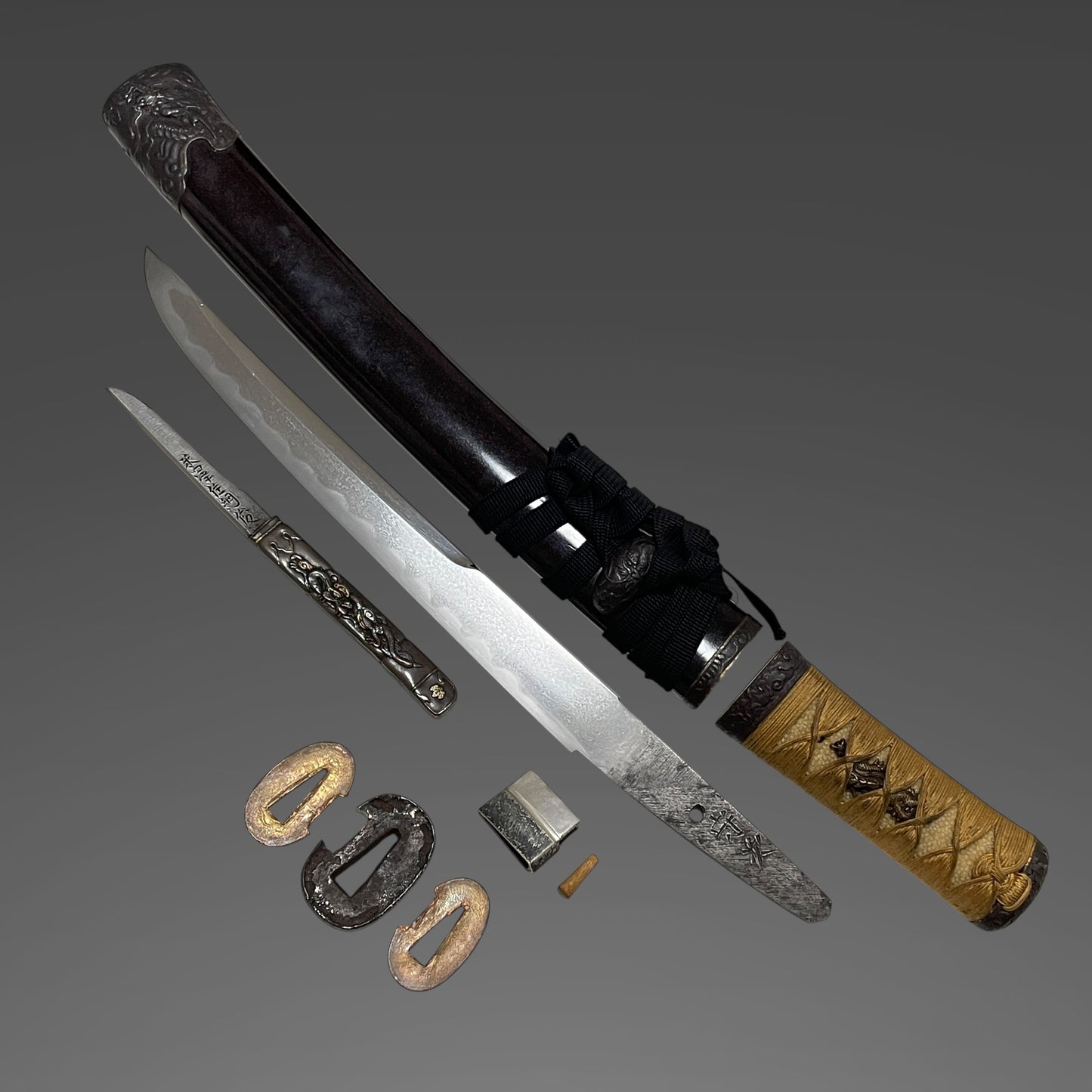 Dragon Fittings Unokubi TANTO, Moritsugu 守次 signed, with Kozuka, Late Edo period