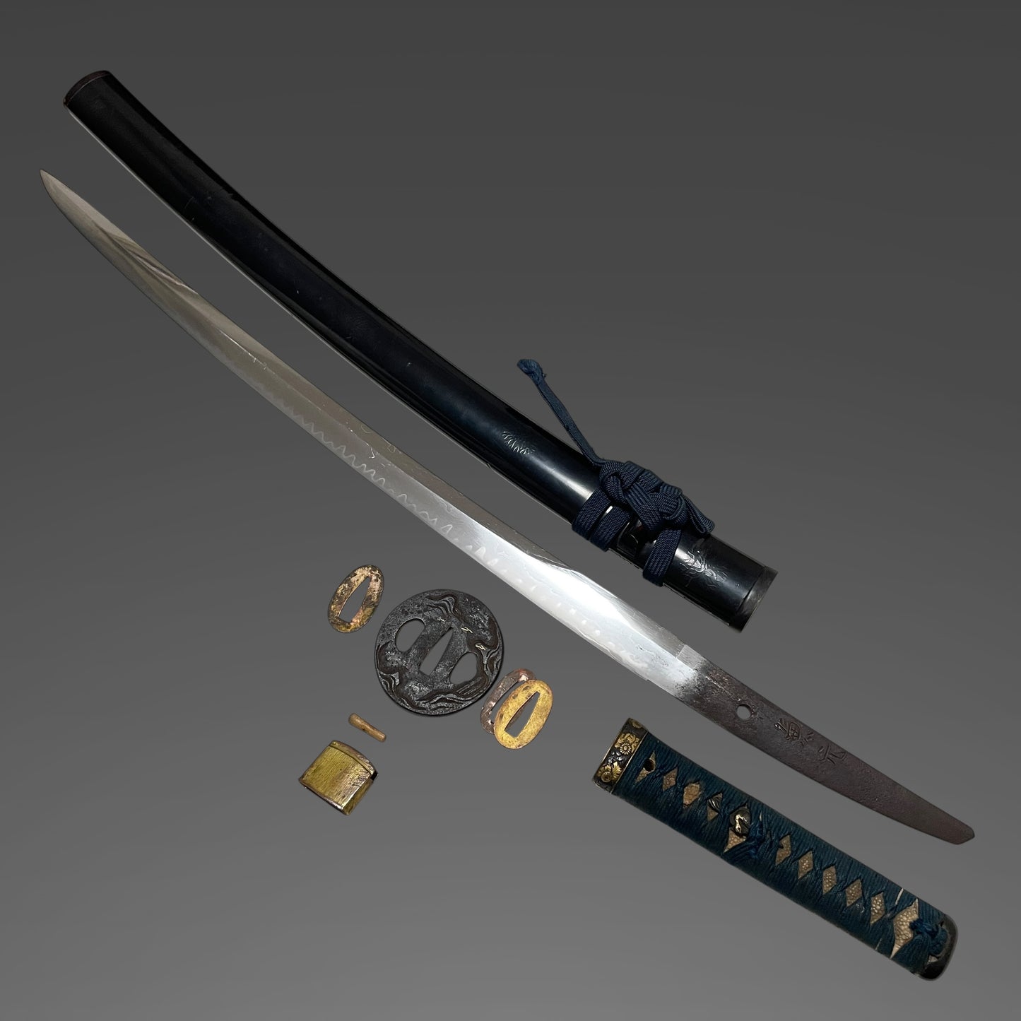KOGARASUMARU-ZUKURI 小烏丸造 Long Wakizashi, Kanemoto 兼元 signed, Muromachi period