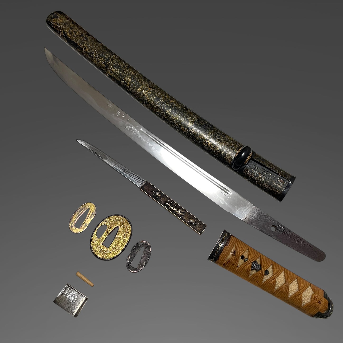 HITATSURA 皆焼 Wakizashi, Doi Shinryo 土肥真了 signed, Mantis Kozuka, Edo period