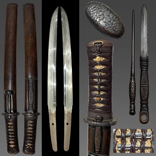 Kawarizukuri 変造り TANTO, with Kozuka Kogai, Natanenurisaya 菜種塗鞘, Edo period signed