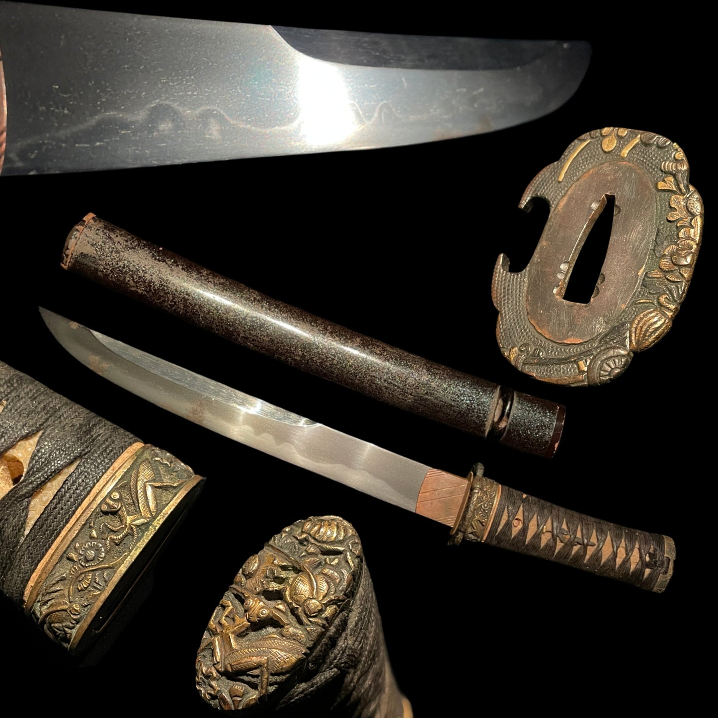 Unokubi TANTO, Mino style Mantis Fuchikashira, 堺包重鶴田新蔵 signed, Hanaguruma Tsuba