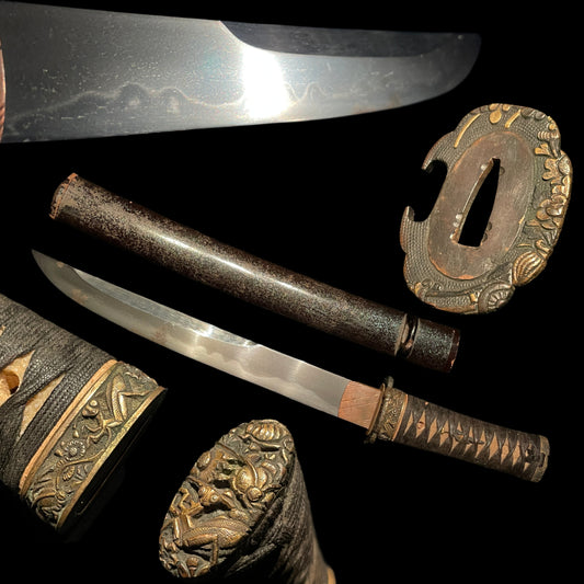 Unokubi TANTO, Mino style Mantis Fuchikashira, 堺包重鶴田新蔵 signed, Hanaguruma Tsuba