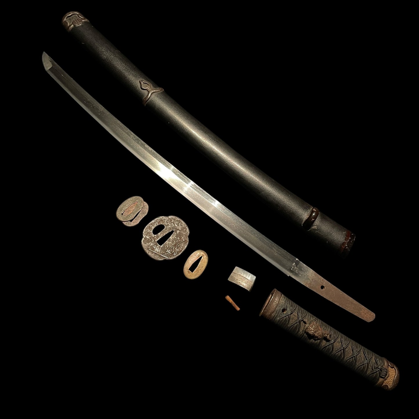 Handachi Koshirae 半太刀拵鉄一作金具 WAKIZASHI, Iron Large Menuki, Munehisa 宗久 signed