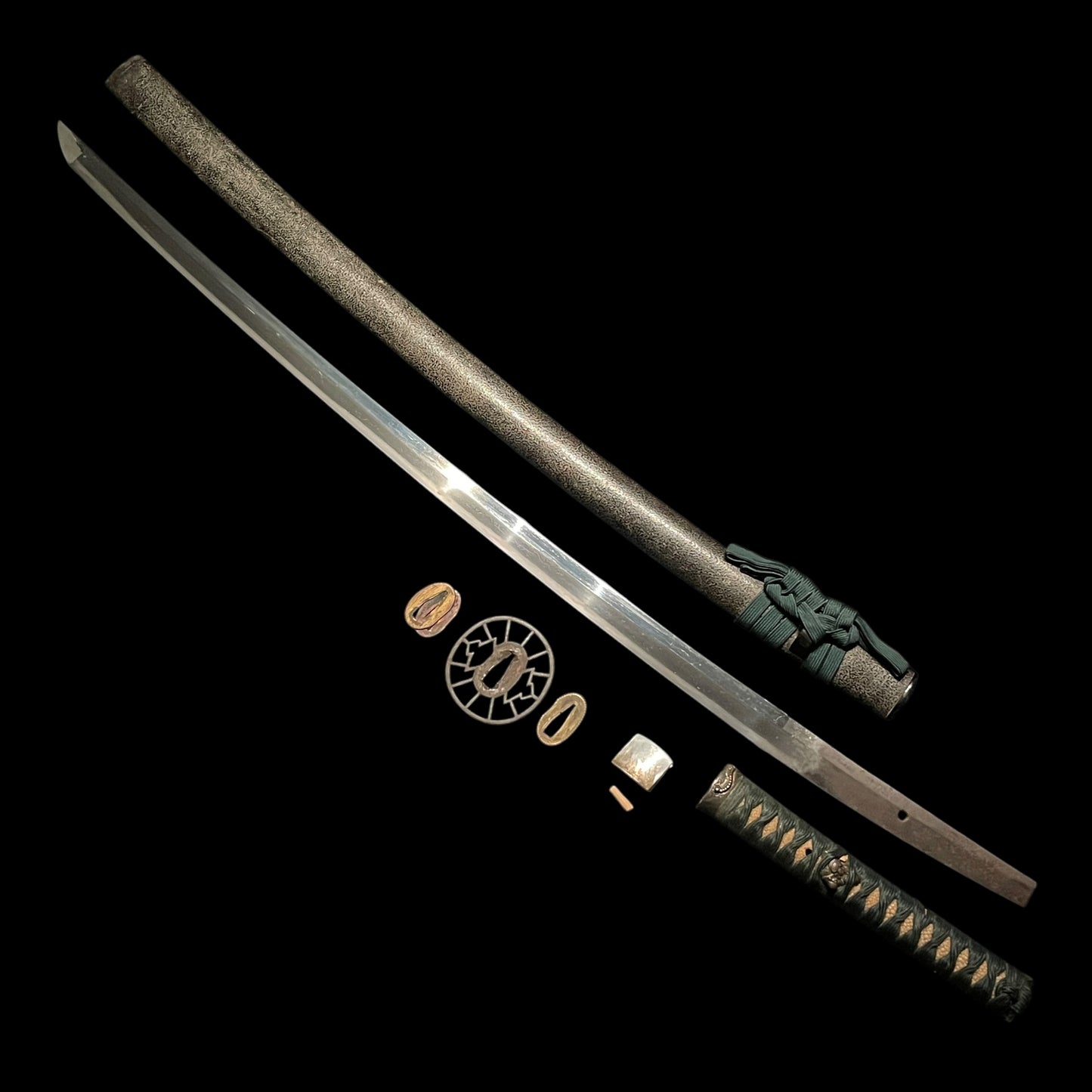 Kaneharu 兼春 signed Katana, Centipede Fuchi, Hotei Menuki, Edo period