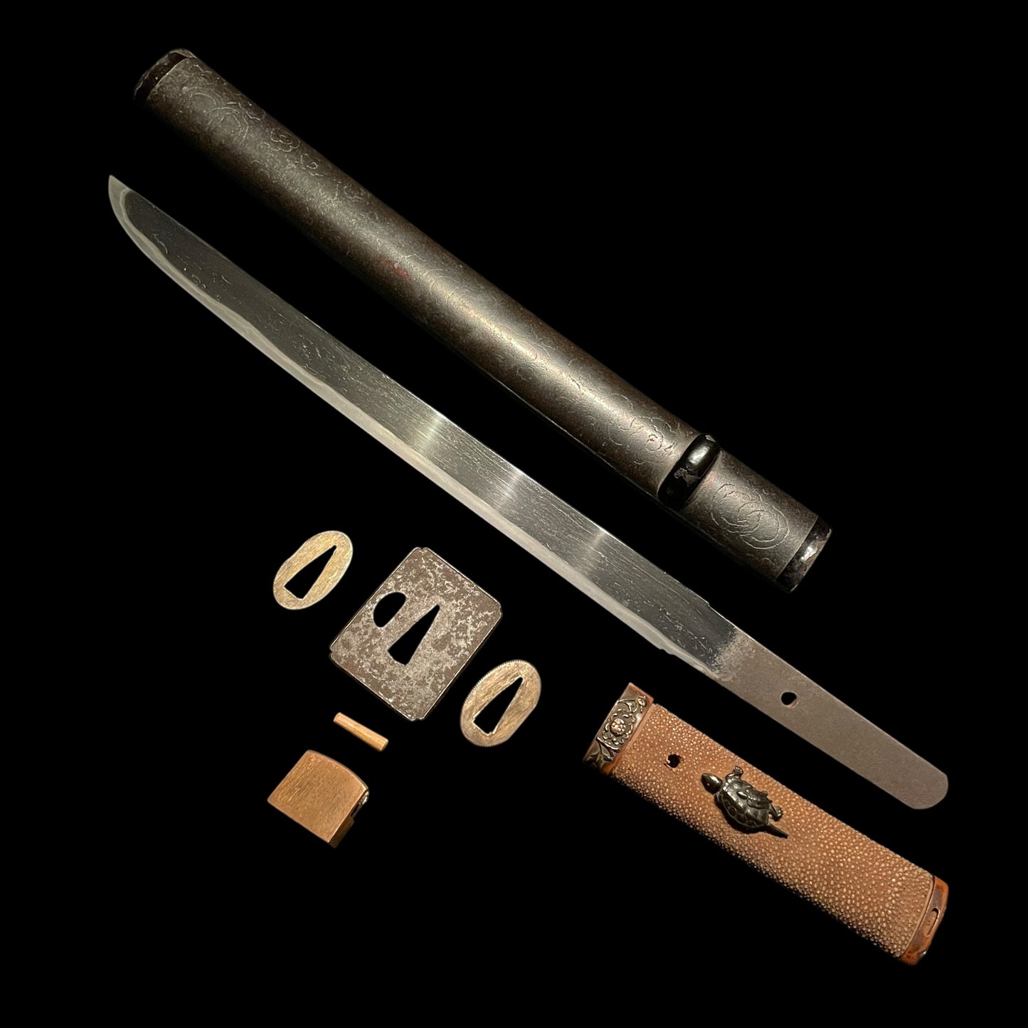 Turtle Menuki Yoroidoshi Tanto, Masamehada 柾目肌 Thick Blade, Edo period mumei
