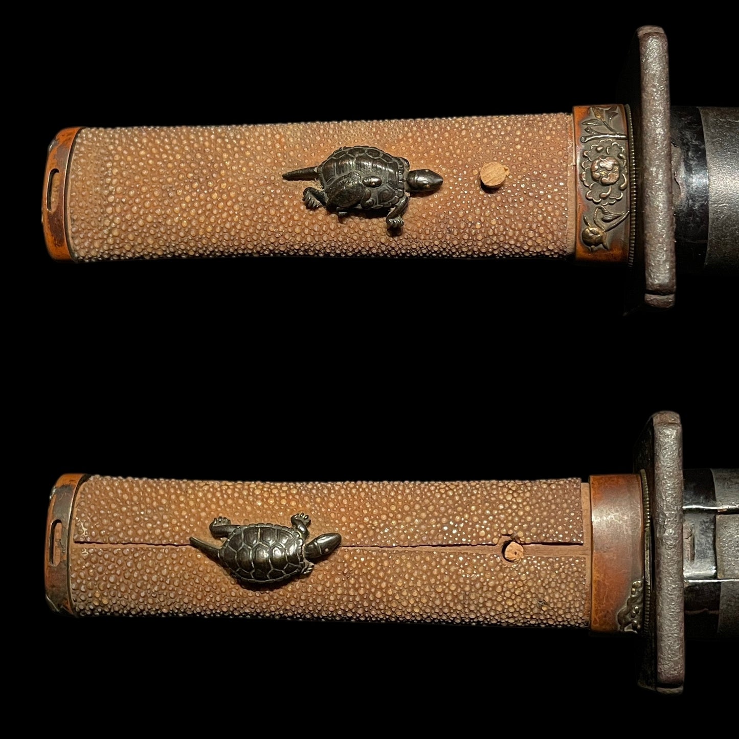 Turtle Menuki Yoroidoshi Tanto, Masamehada 柾目肌 Thick Blade, Edo period mumei