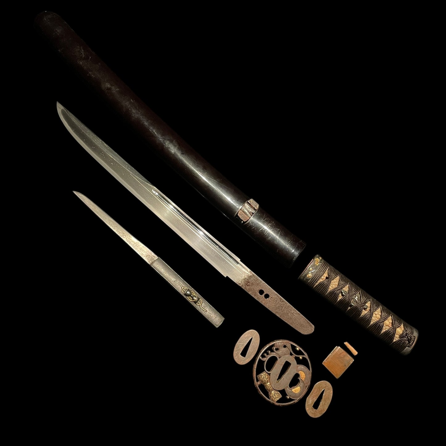 KANMURIOTOSHI 冠落とし TANTO, Kaneuji 兼氏 signed with KOZUKA, Muromachi period