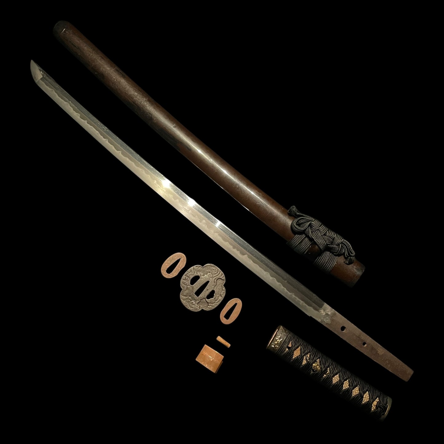 Midareba 乱刃 Long Wakizashi, Heavy blade, Horse Menuki, Edo period mumei