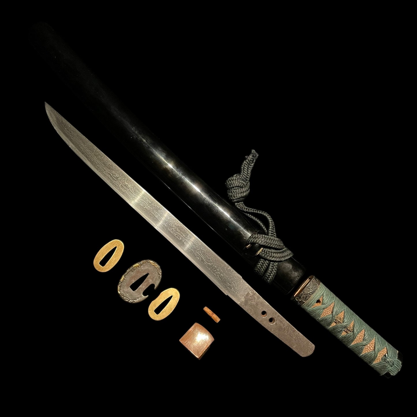 KATAKIRIHA-ZUKURI 片切刃造 HADAMONO 肌物 Tanto, Uda Kunimune 宇多国宗 signed