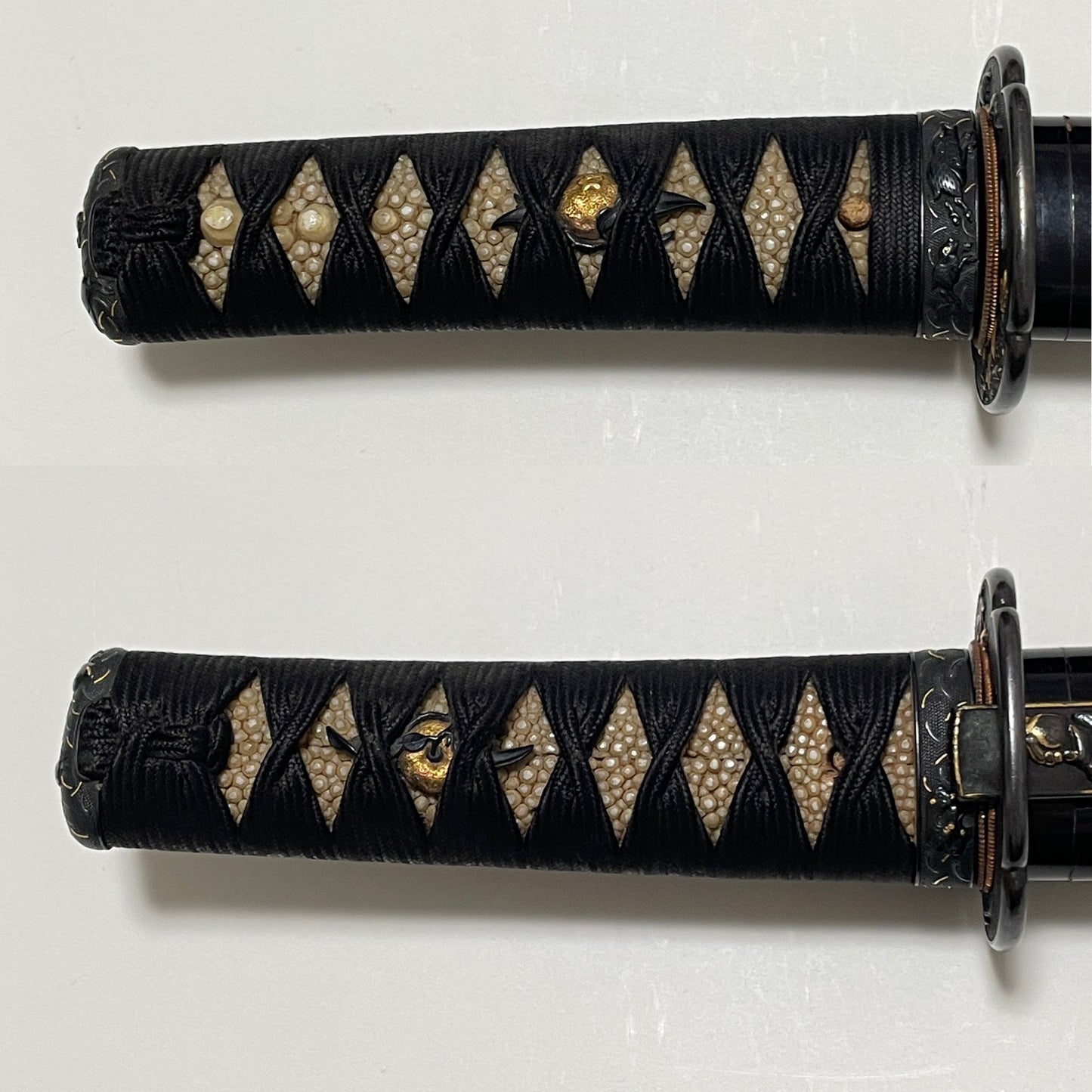 Bat Tsuba and Boar Fuchikashira TANTO, with Kozuka, Muromachi period mumei
