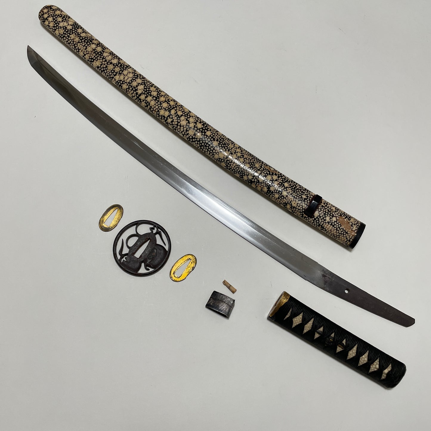 Kairagisaya 梅花皮鞘 Rayskin Scabbard WAKIZASHI, Persimmon Tsuba 柿透鍔, Edo period