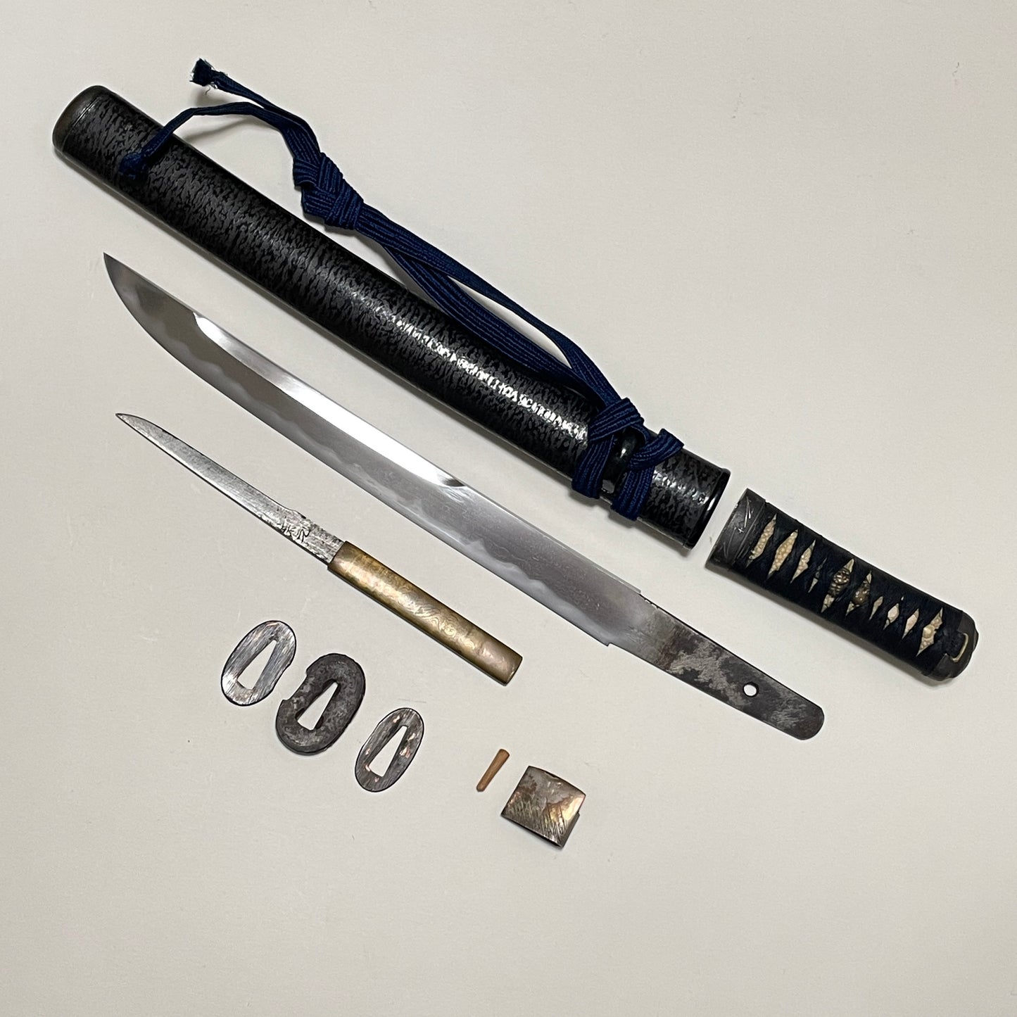 Unokubi-Zukuri 鵜首造 Heavy TANTO with Kozuka, Edo period mumei