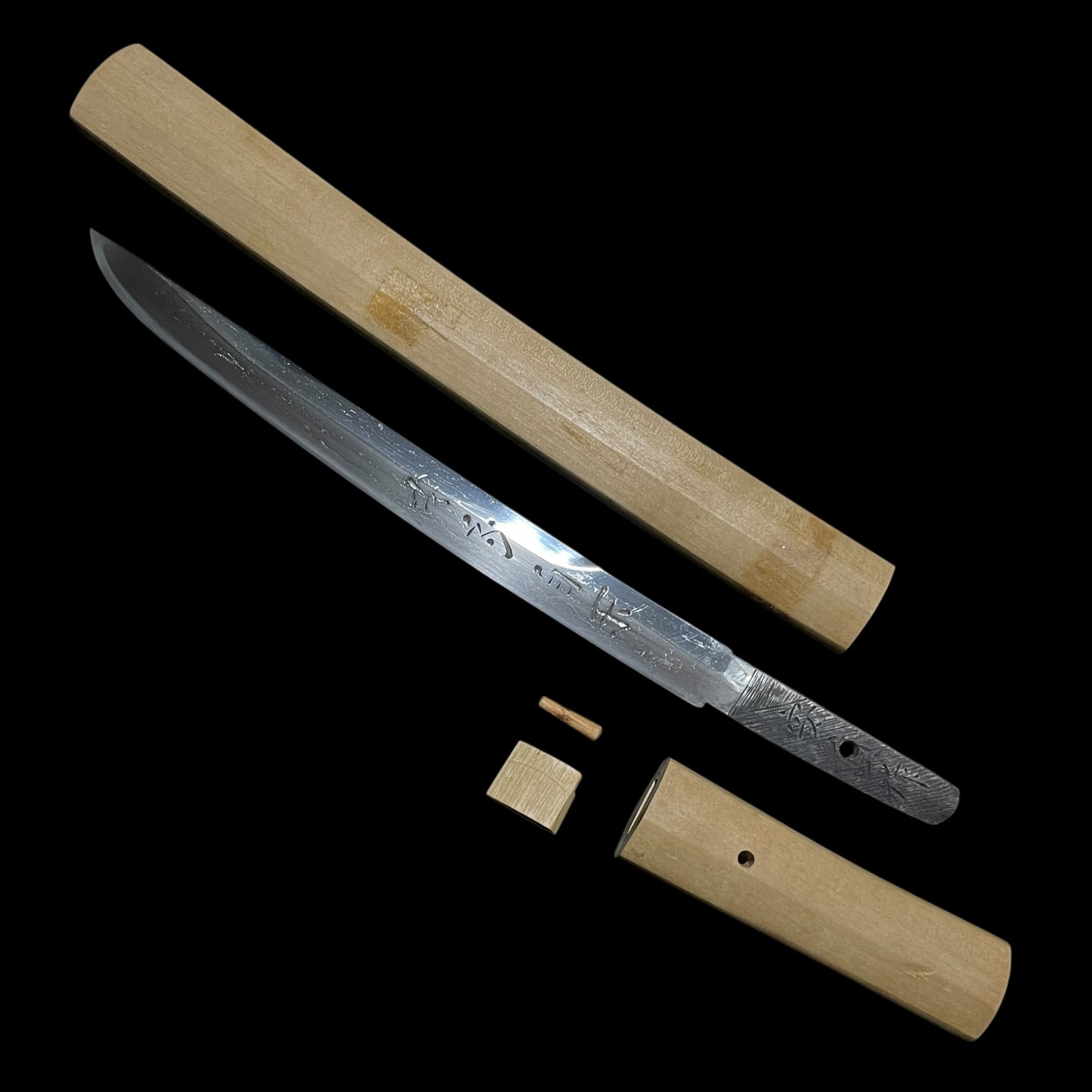 Unokubi-zukuri 鵜首造 TANTO, HORIMONO 刀身彫刻, Yasusada 安貞 signed, Edo period