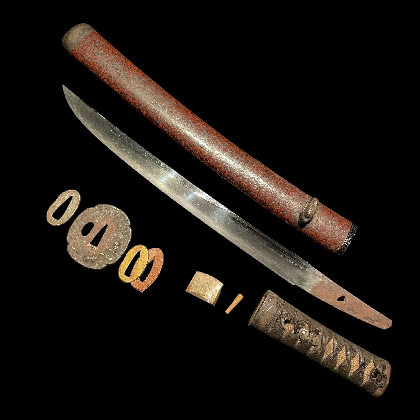 Red Unokubi Tanto, Pine needles Fuchikashira 松葉縁頭, Grasshopper Tsuab 飛蝗鍔