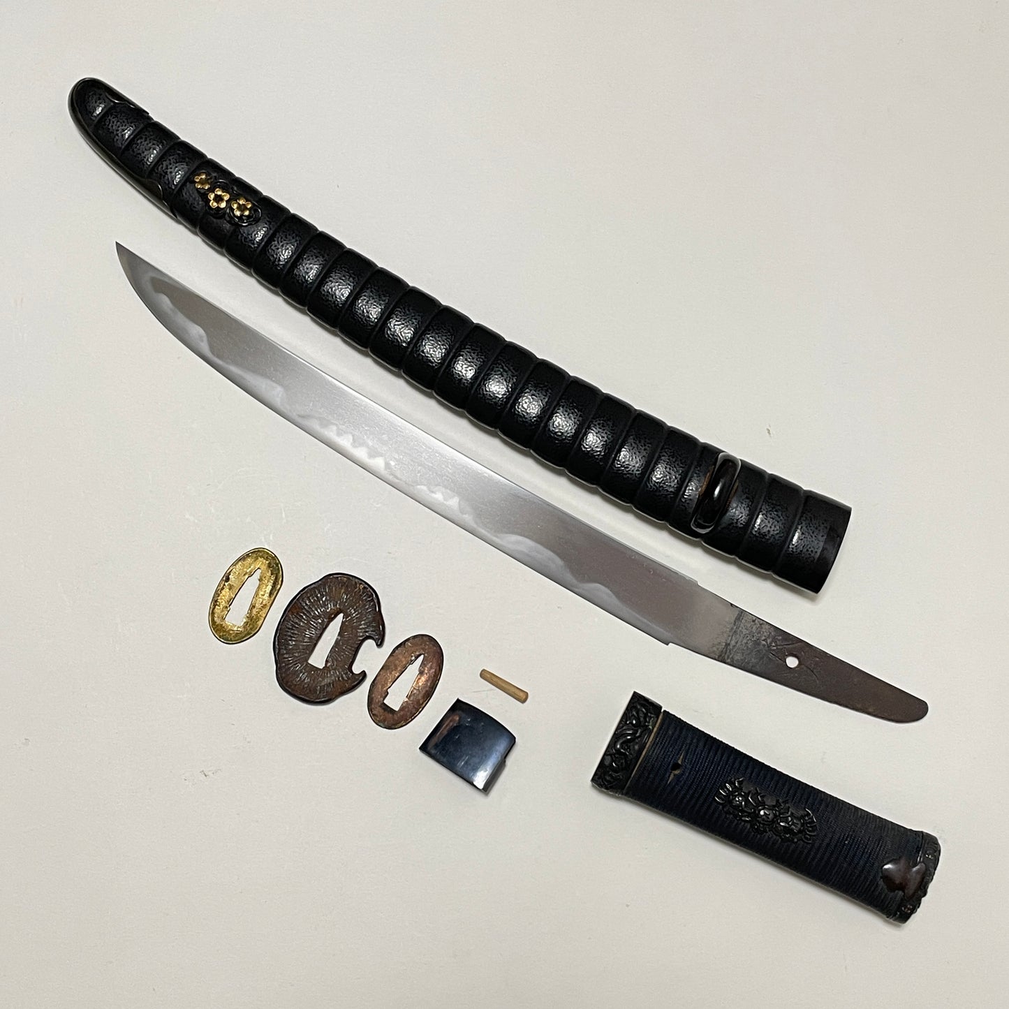 印籠刻鞘拵 Inrokizamisaya Koshirae, Ujifusa 氏房 signed TANTO, Muromachi period