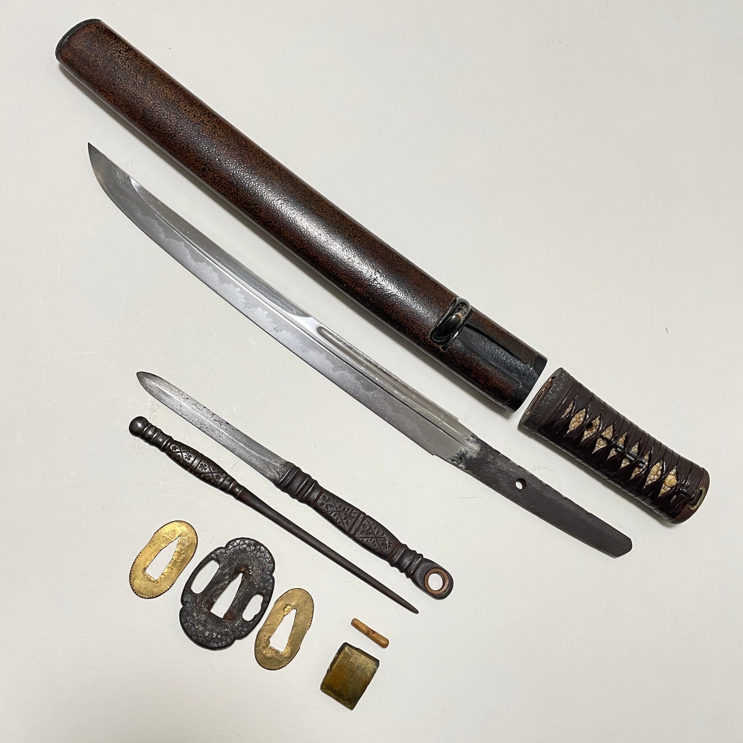 Kawarizukuri 変造り TANTO, with Kozuka Kogai, Natanenurisaya 菜種塗鞘, Edo period signed