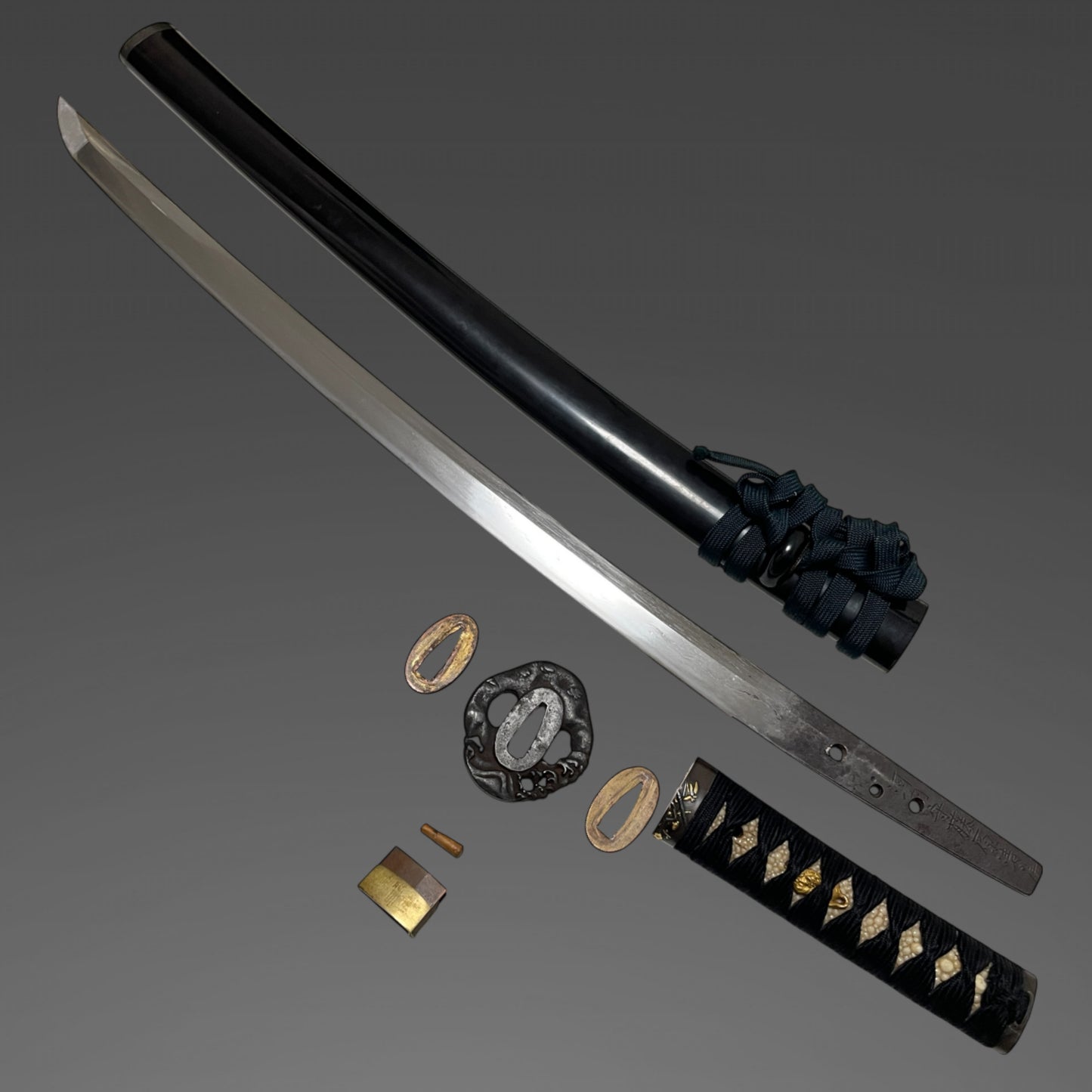 Kawachinokami Kiyofusa 河内守清房 signed WAKIZASHI, Plum Fuchikashira, Masamehada 柾目肌