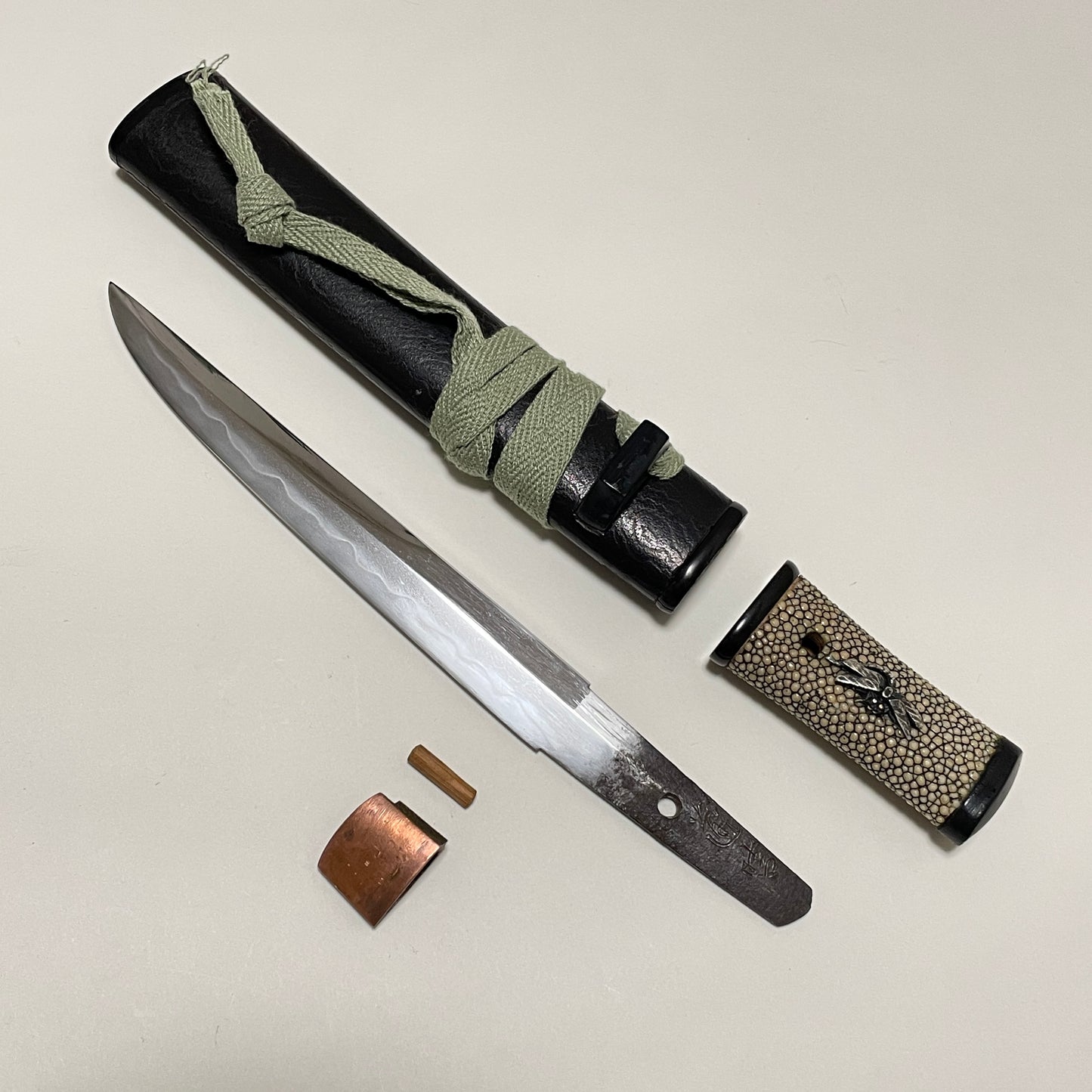 KANMURI-OTOSHI 冠落造 TANTO, 道晴 Michiharu signed, Kachimushi Dragonfly Menuki,