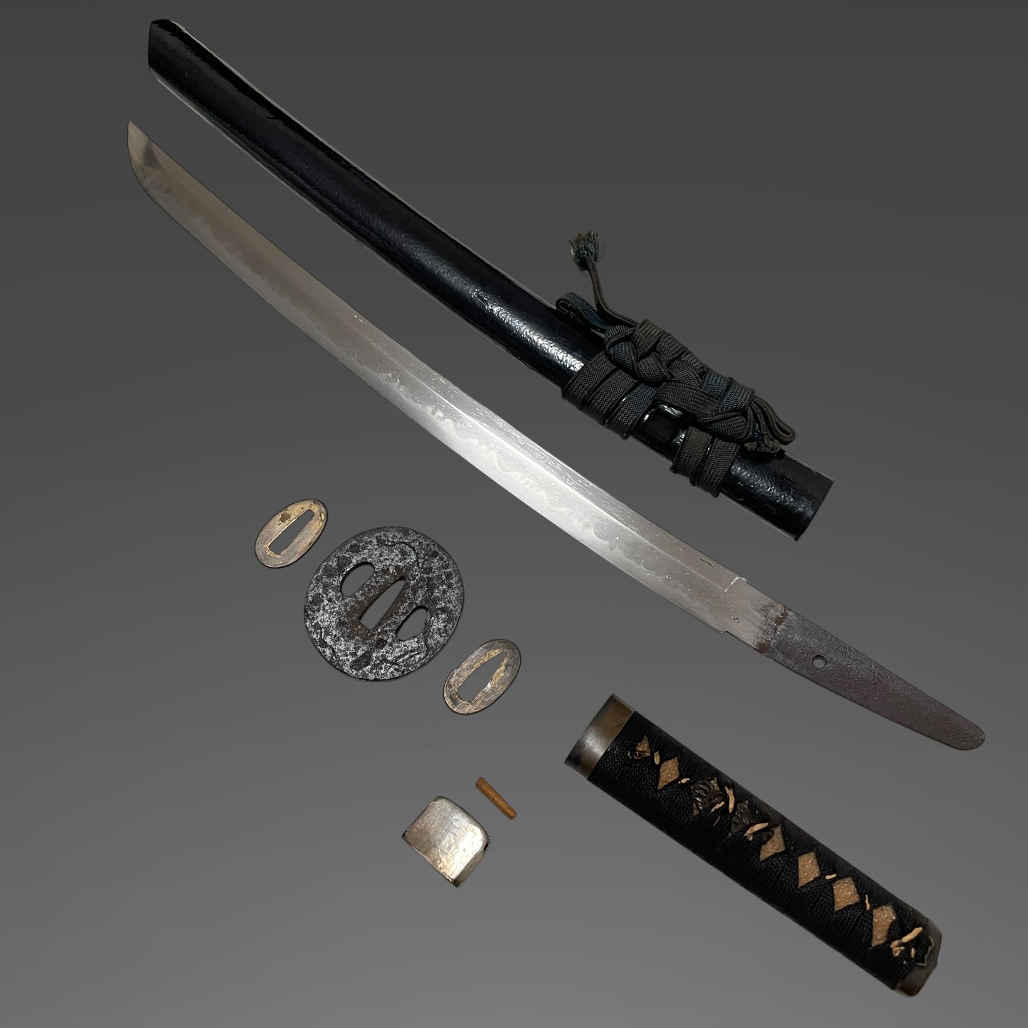 Kanemitsu 兼光 signed Short Wakizashi, Crab Menuki, Edo period
