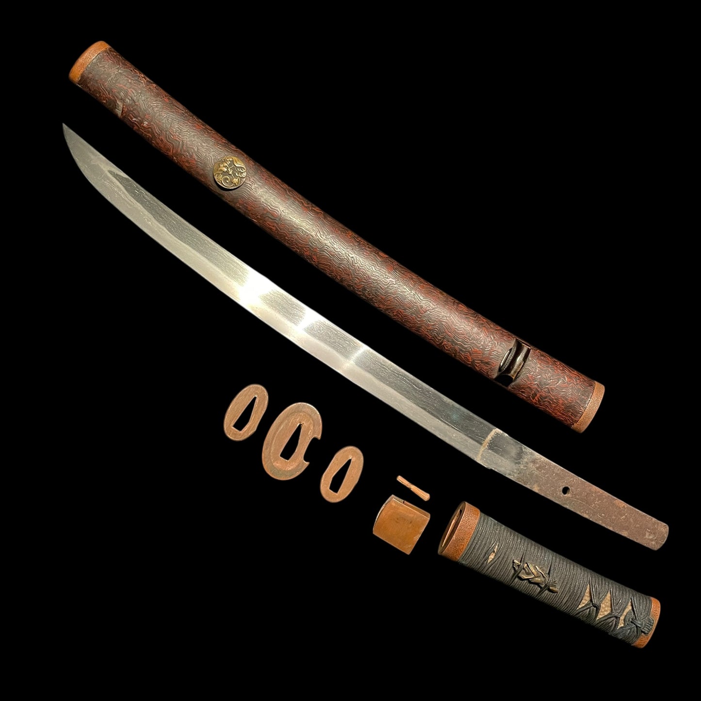 KATAHIRAZUKURI 片平造 Sunnobi-TANTO 寸延短刀, Masamehada 柾目肌, Copper Fittings