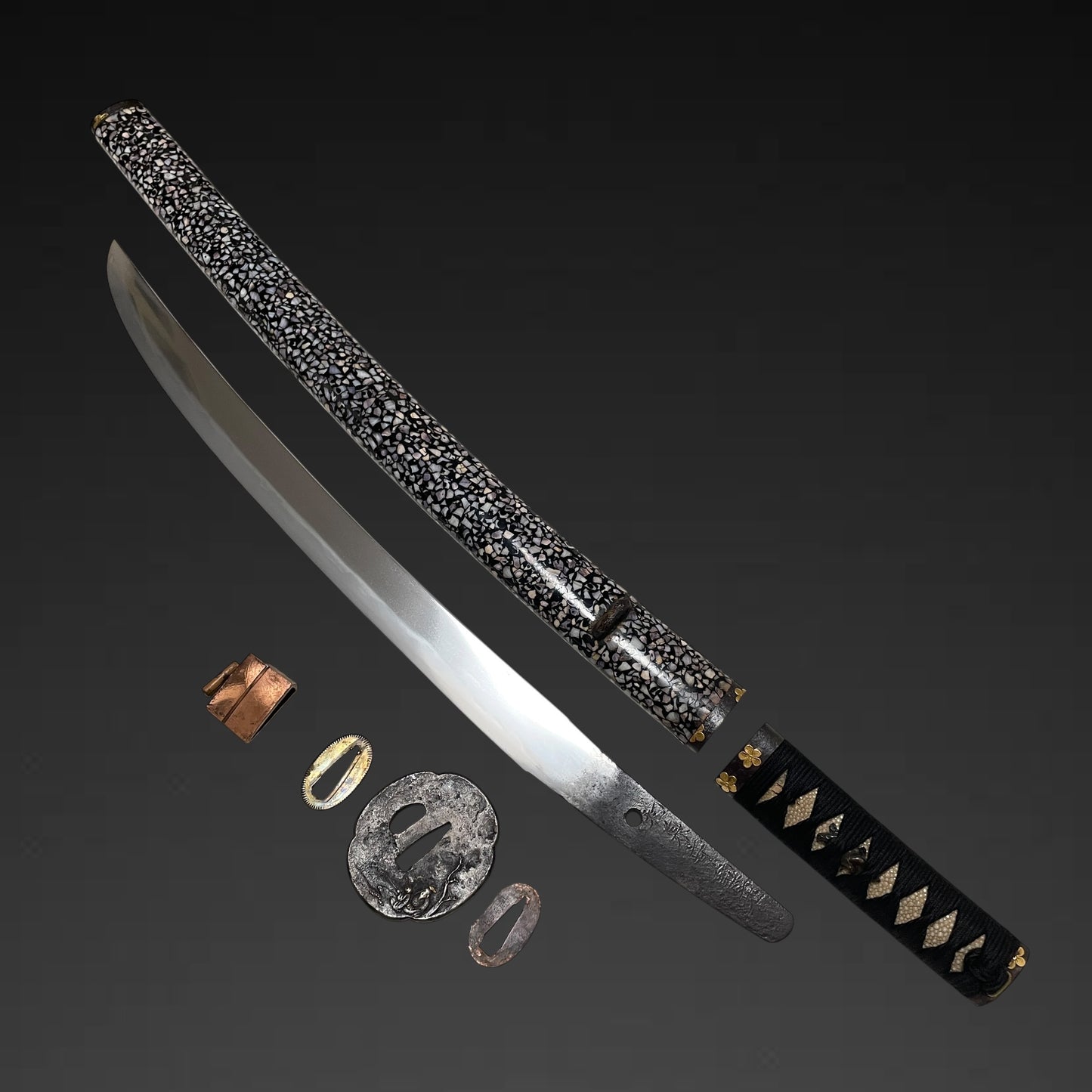 Radensaya 螺鈿鞘 Wide Hirazukuri Wakizashi, Izuminokami Kanesada signed, Plum Fittings