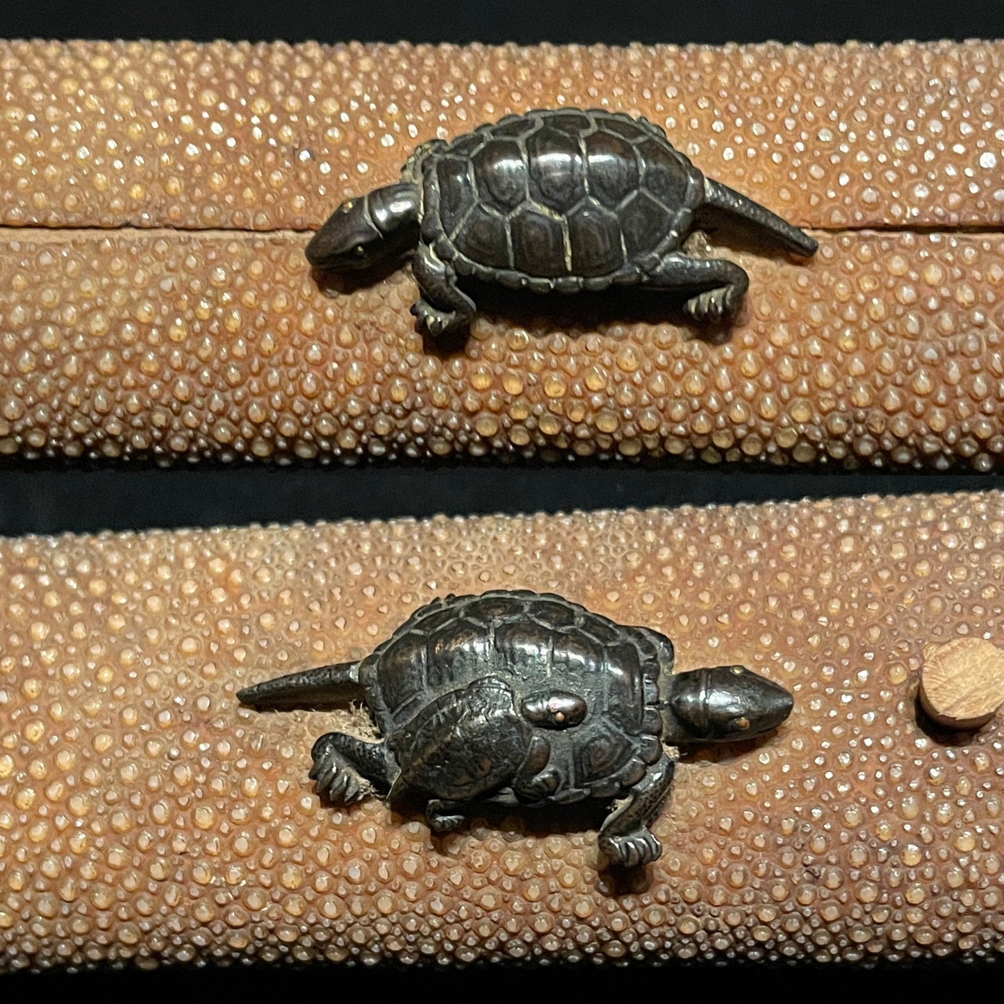 Turtle Menuki Yoroidoshi Tanto, Masamehada 柾目肌 Thick Blade, Edo period mumei