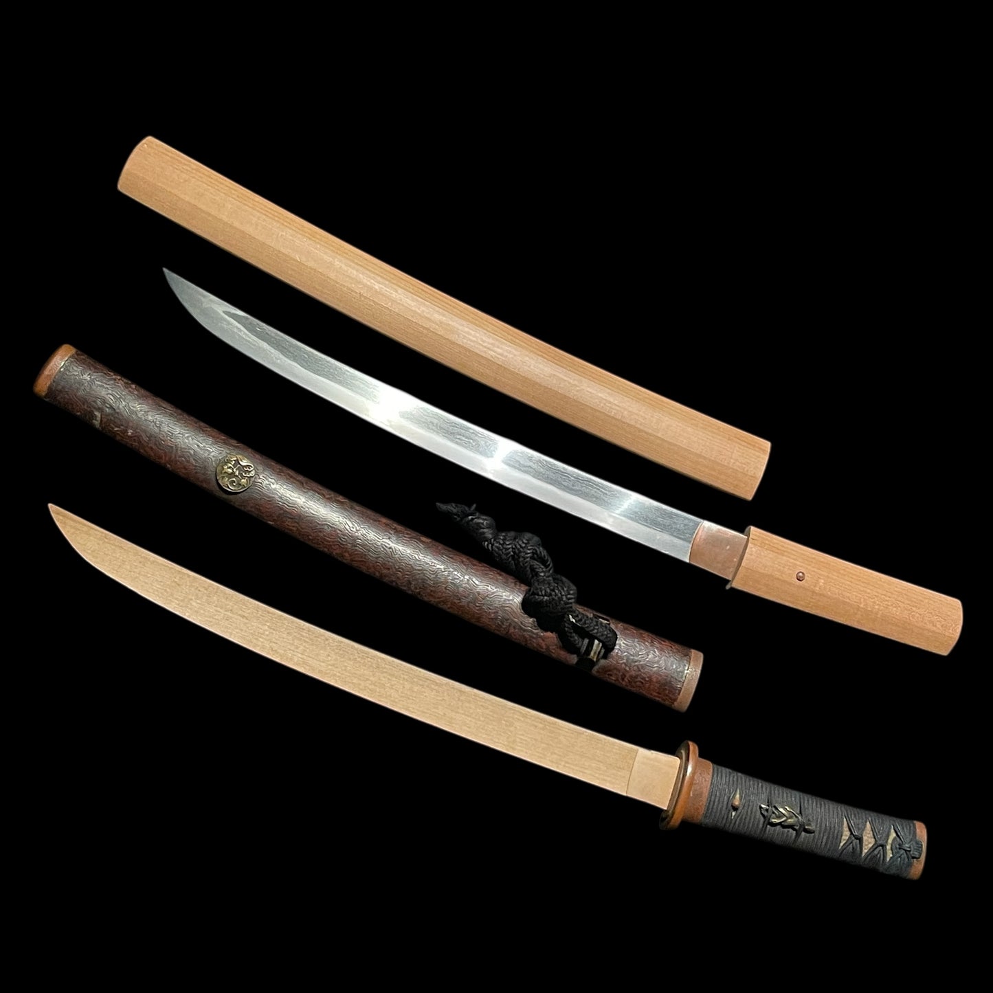 KATAHIRAZUKURI 片平造 Sunnobi-TANTO 寸延短刀, Masamehada 柾目肌, Copper Fittings