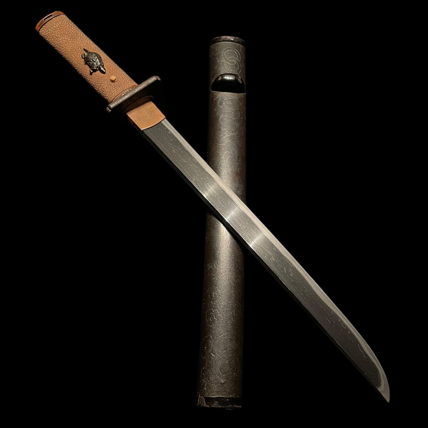 Turtle Menuki Yoroidoshi Tanto, Masamehada 柾目肌 Thick Blade, Edo period mumei