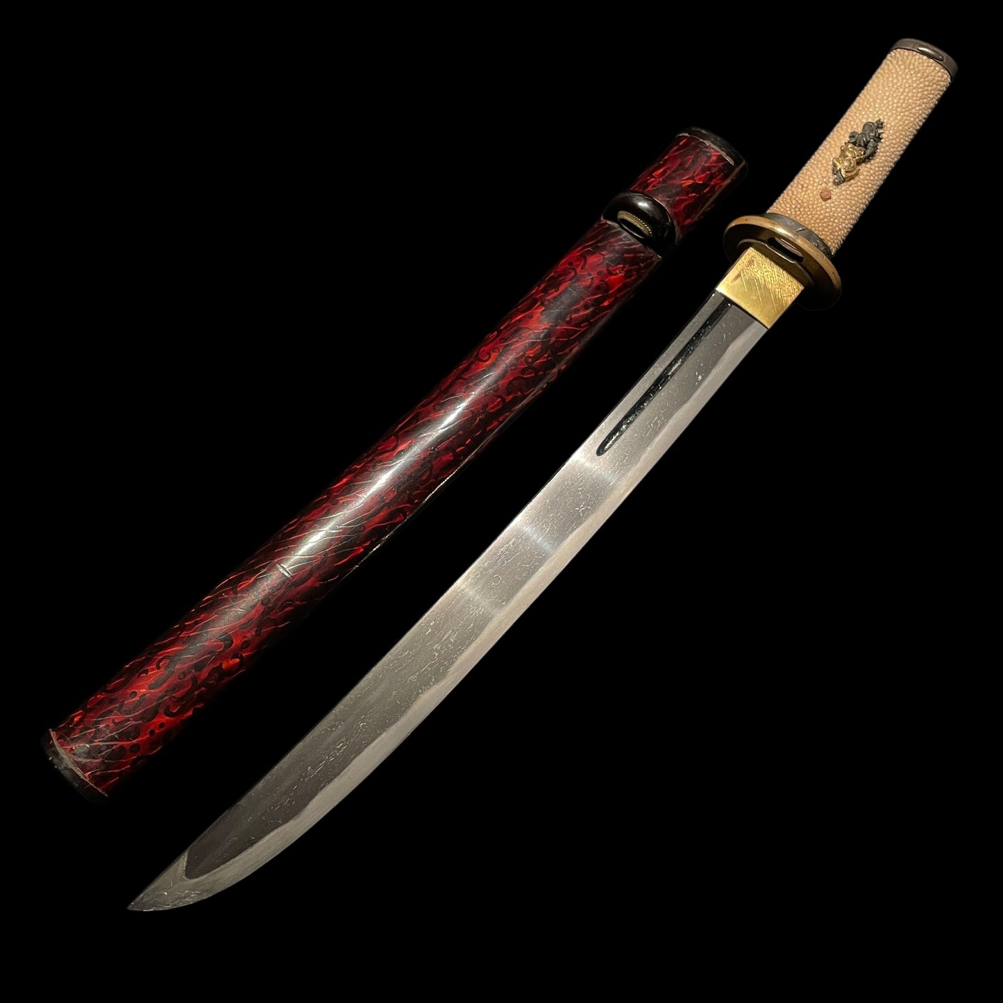 Hirazukuri Red Wakizashi 平造脇差, Dragon Lion Menuki 龍獅子目貫, Edo period mumei