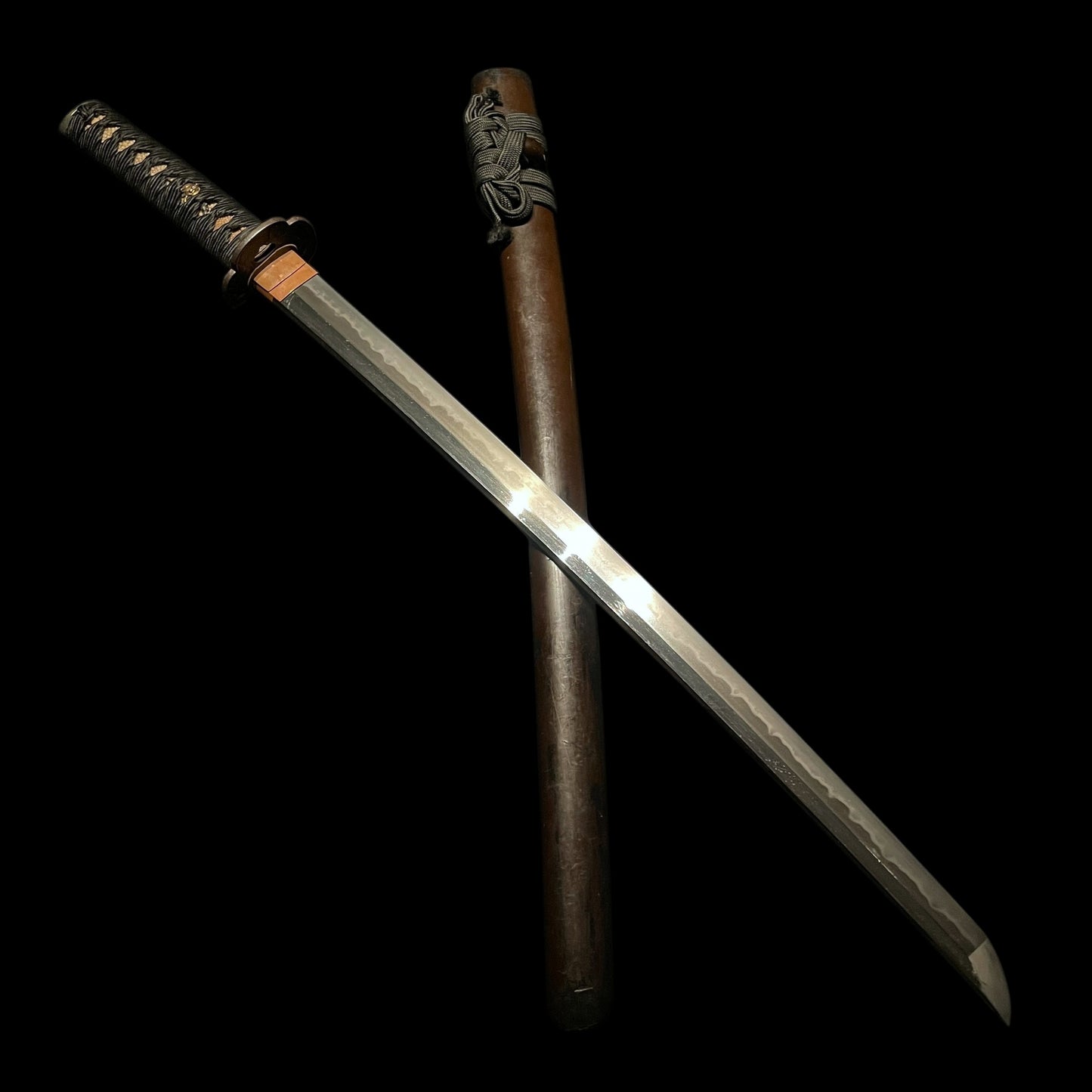 Midareba 乱刃 Long Wakizashi, Heavy blade, Horse Menuki, Edo period mumei