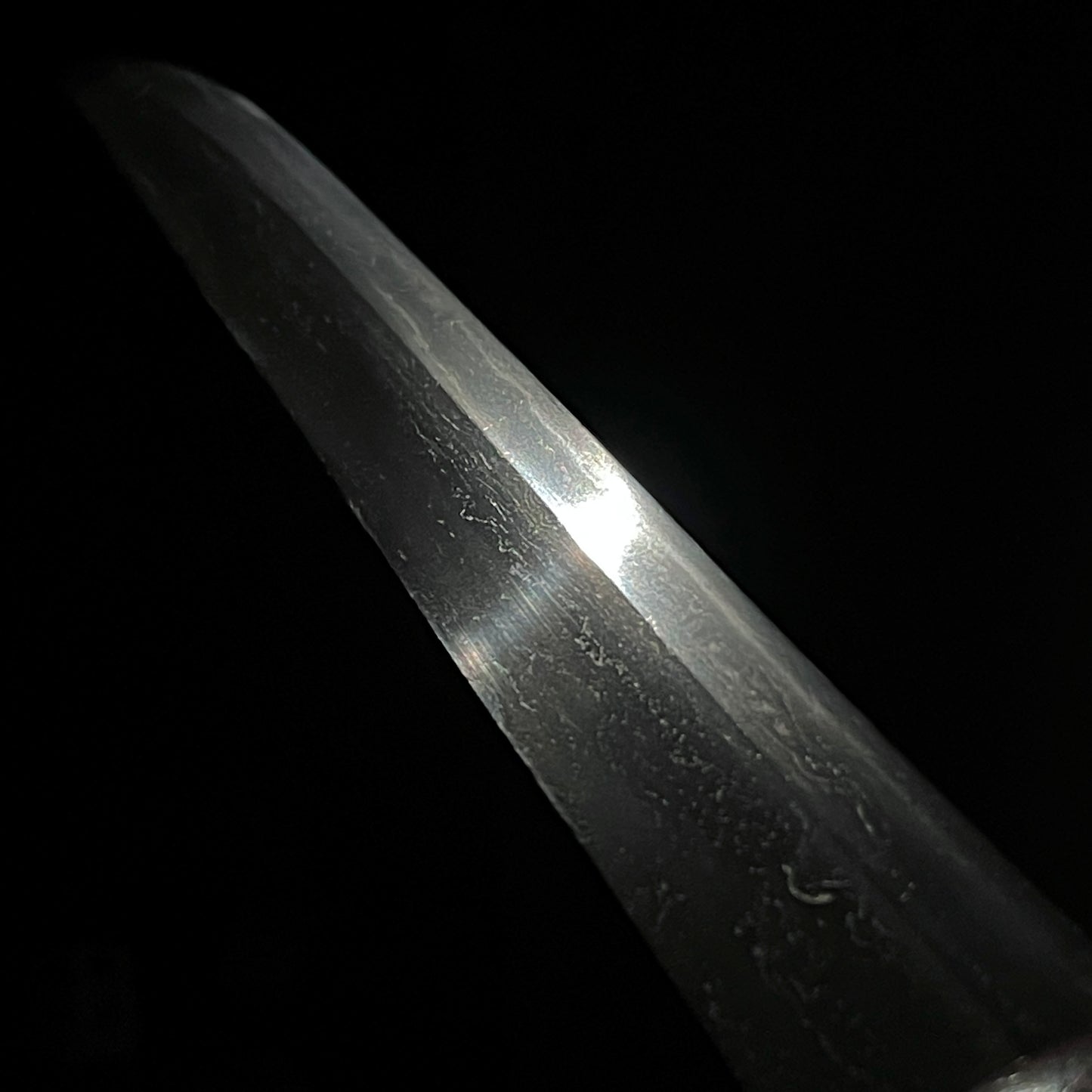 KATAKIRIHA-ZUKURI 片切刃造 HADAMONO 肌物 Tanto, Uda Kunimune 宇多国宗 signed